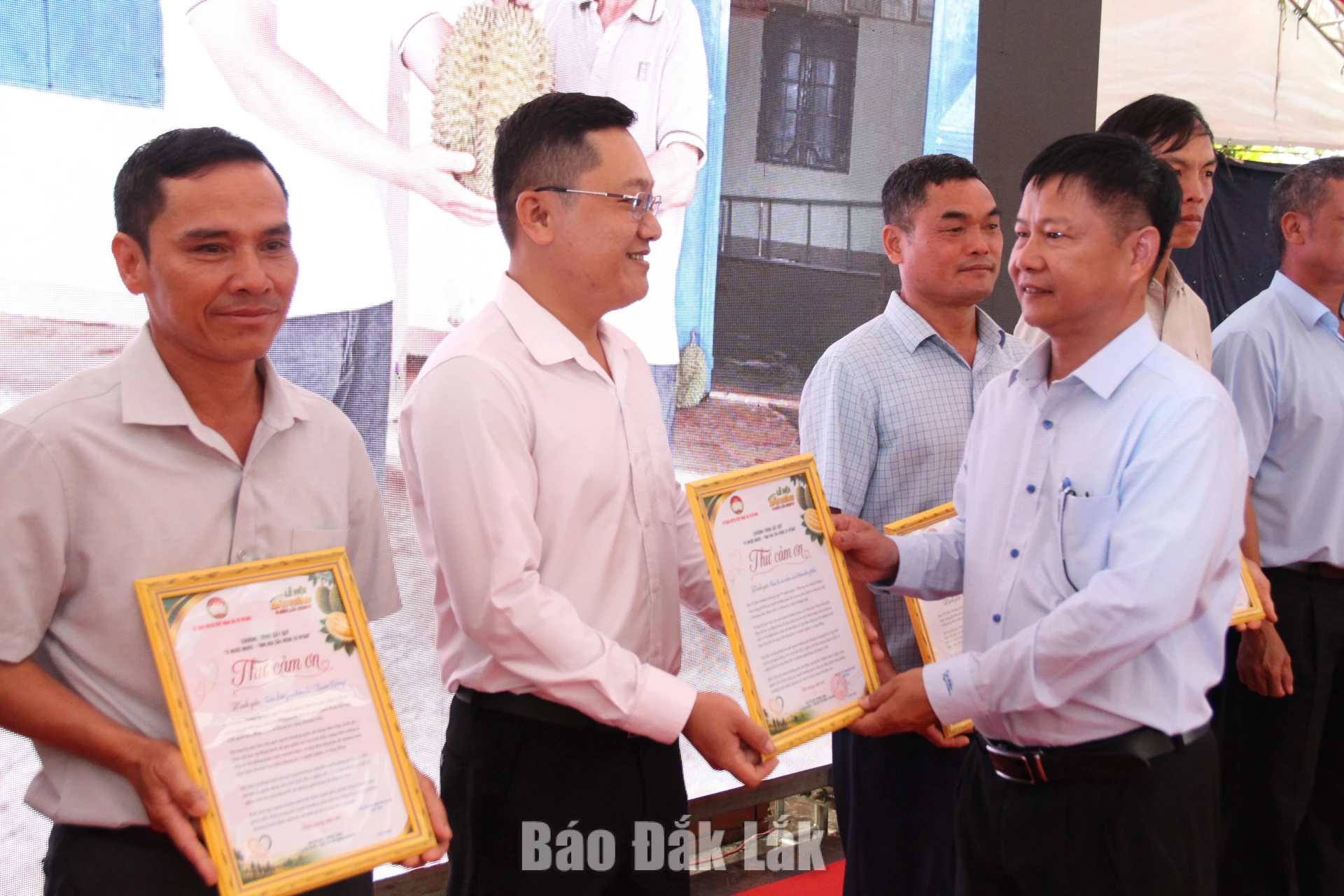 Lãnh đạo xã Cư Mgar tri ân các doanh nghiệp đã đóng góp cho công tác xã hội của xã. 