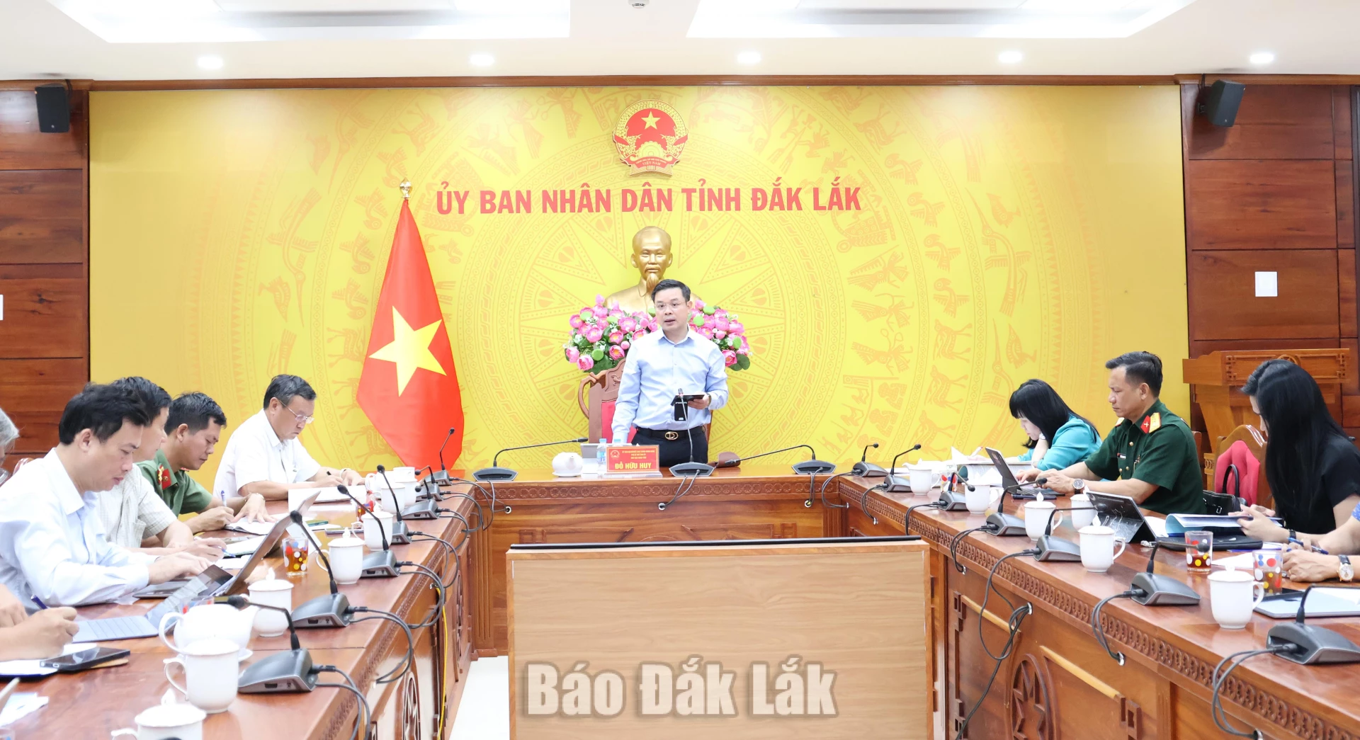 Lãnh đạo tỉnh Đắk Lắk và các đại biểu dự họp.