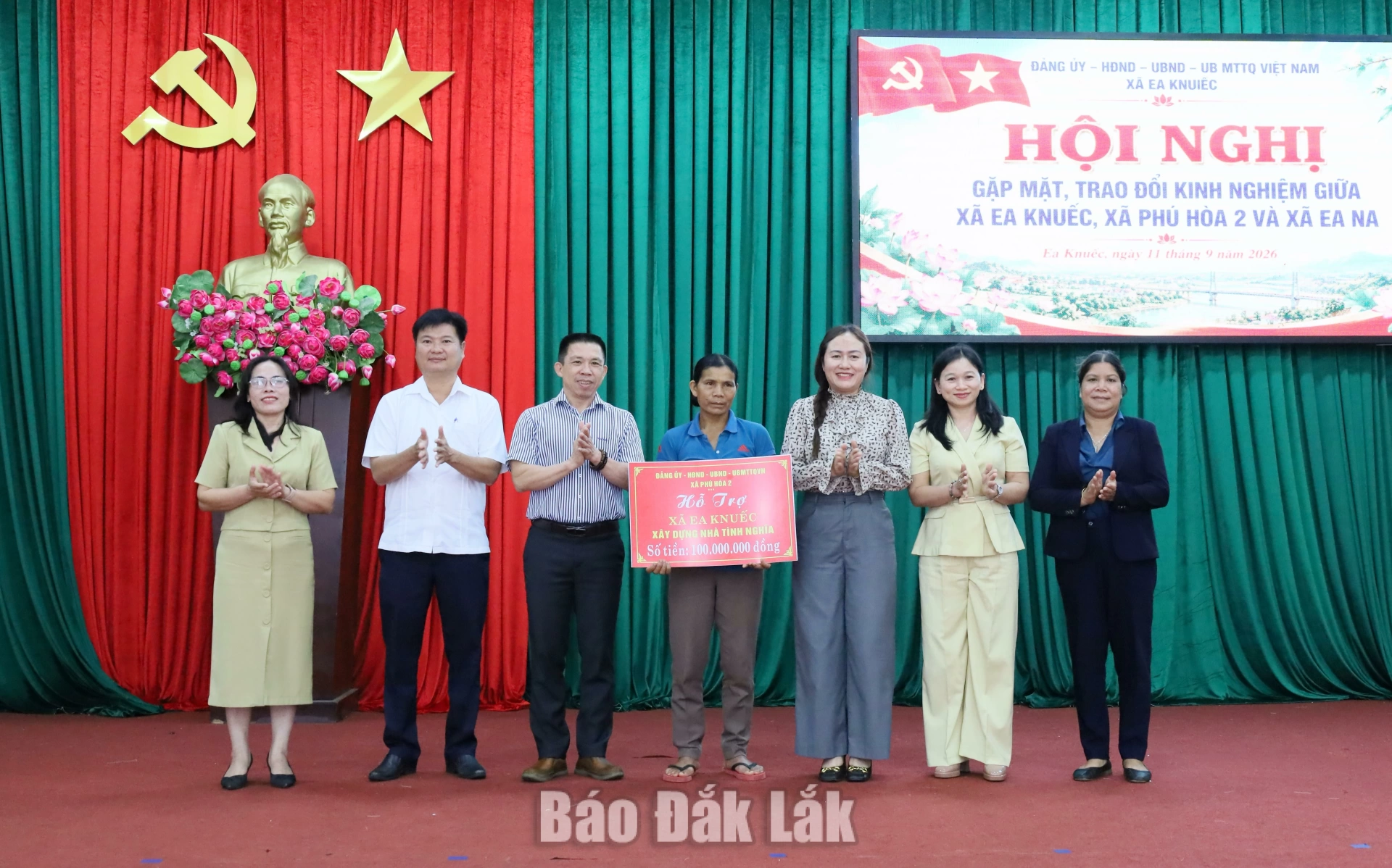 Lãnh đạo xã Hòa Phú 2 trao kinh phí xây dựng nhà tình nghĩa cho hộ gia đình khó khăn tại xã Ea Knuếc.