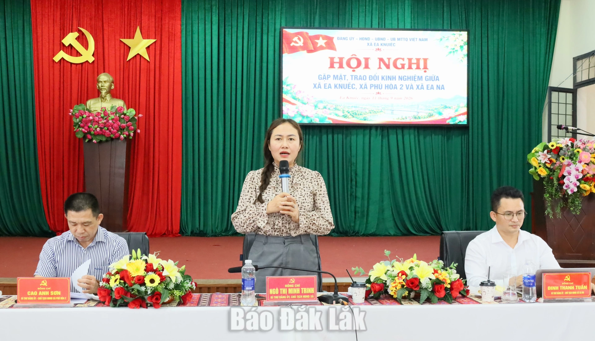 Đồng chí Ngô Thị Minh Trinh, Bí thư Đảng ủy, Chủ tịch HĐND xã Ea Knuếc phát biểu ý kiến.