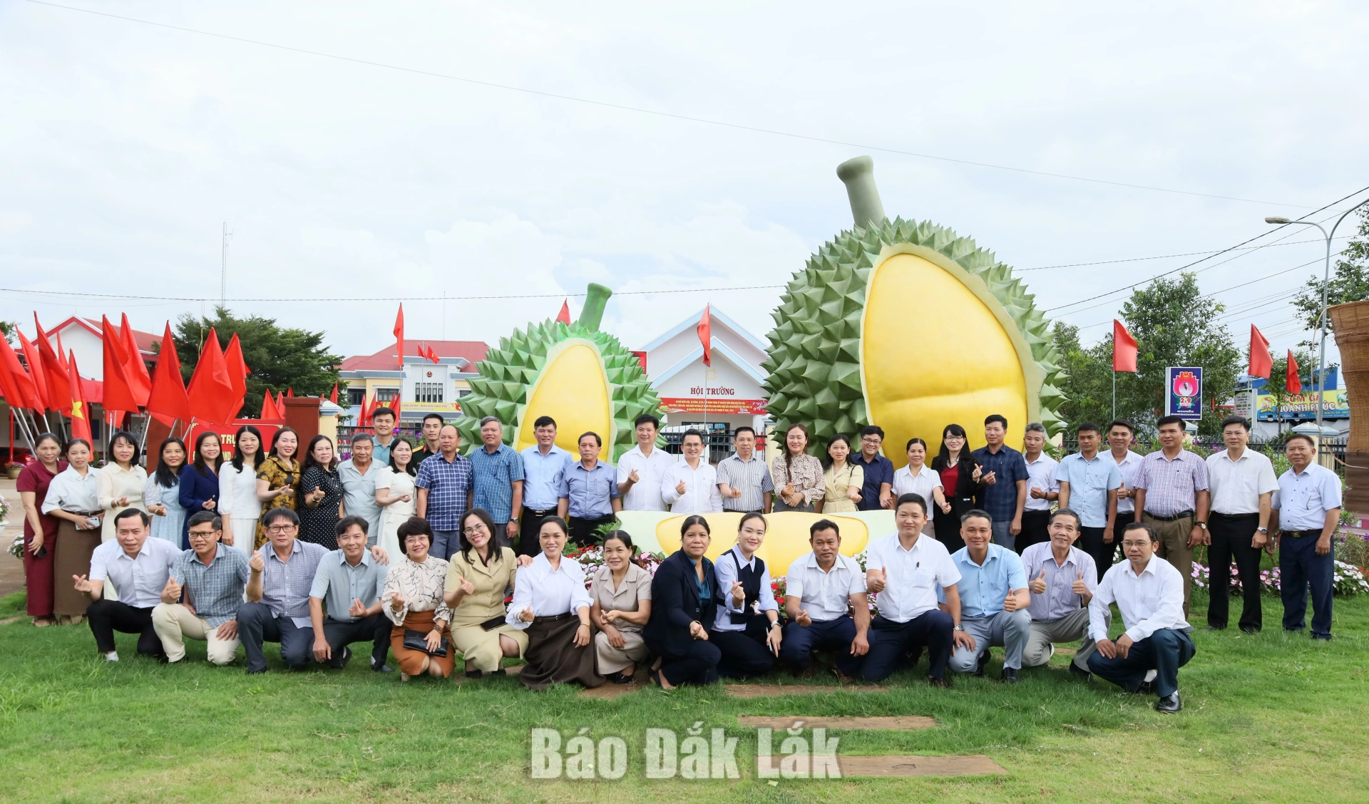 Ba xã chụp hình lưu niệm.