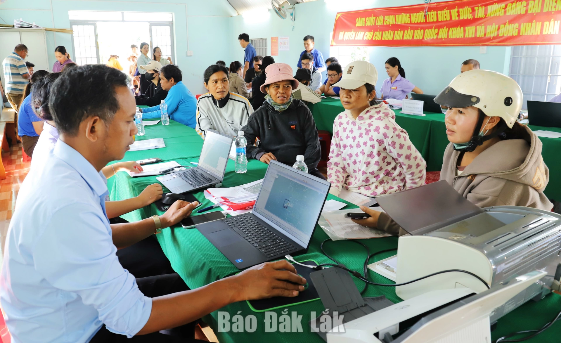 Ngay từ sáng sớm, hàng trăm người dân đã đến nhà văn hóa buôn Mrâo để được hỗ trợ giải quyết các thủ tục hành chính.