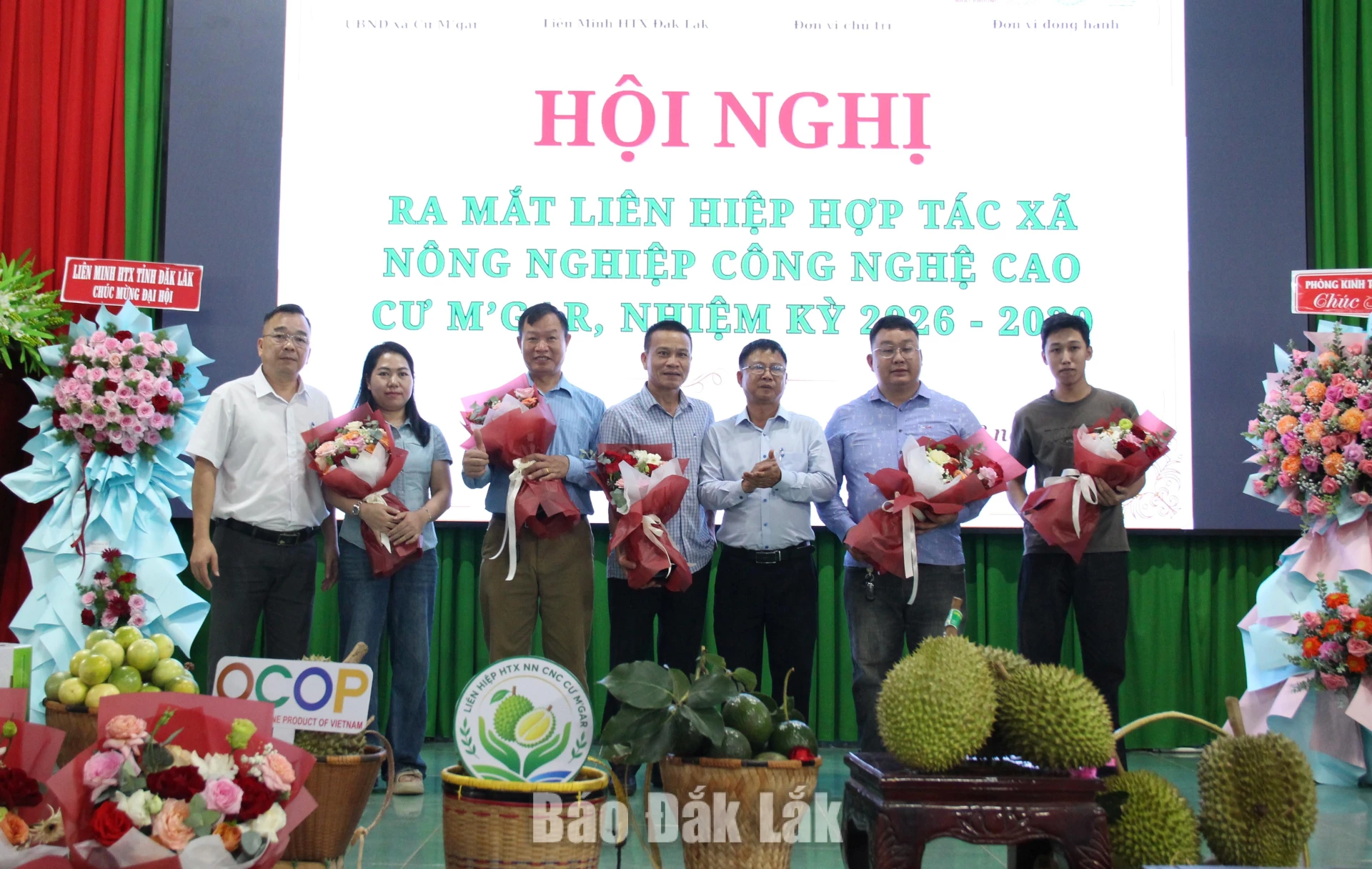 Lãnh đạo xã Cư Mgar tặng hoa chúc mừng các doanh nghiệp trên địa bàn tại Lễ ra mắt Liên hiệp HTX Nông nghiệp Công nghệ cao Cư Mgar. 