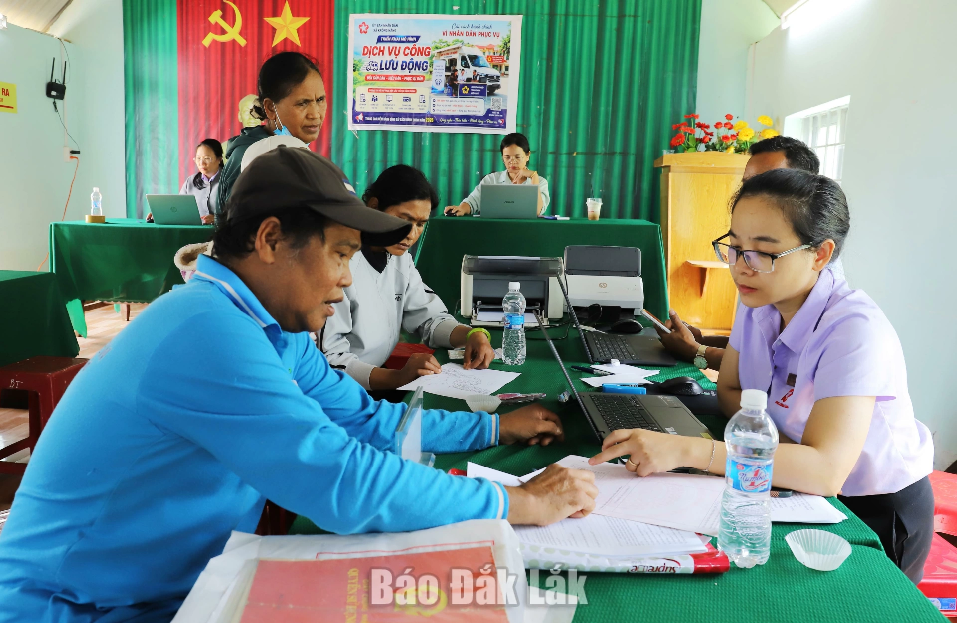Ông Alê Mi, 62 tuổi, ở buôn Mrâo được các cán bộ hỗ trợ các thủ tục liên quan đến đất đai, thừa kế.