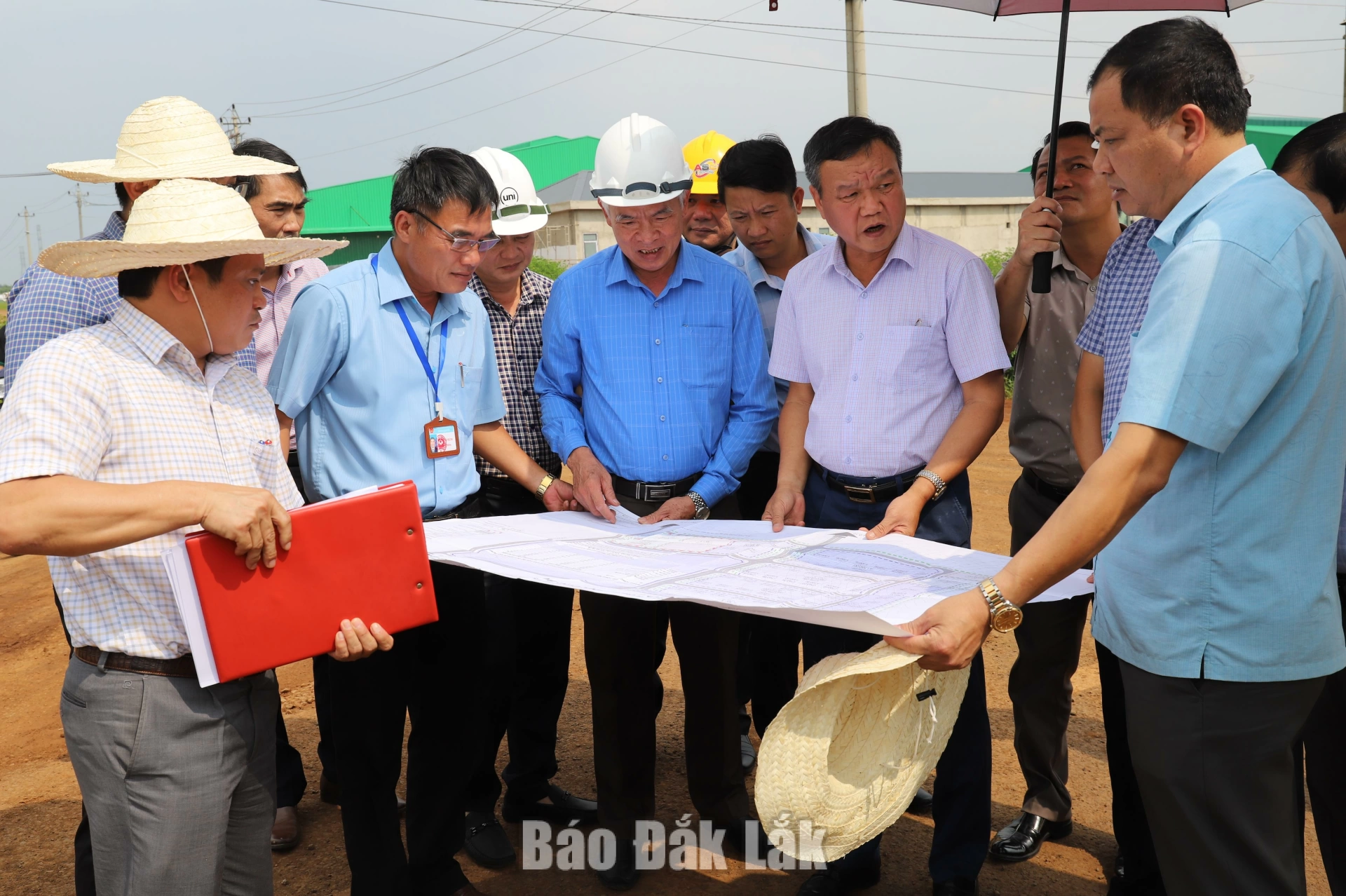 Đoàn công tác kiểm tra việc đầu tư hạ tầng cụm công nghiệp Cư Kuin