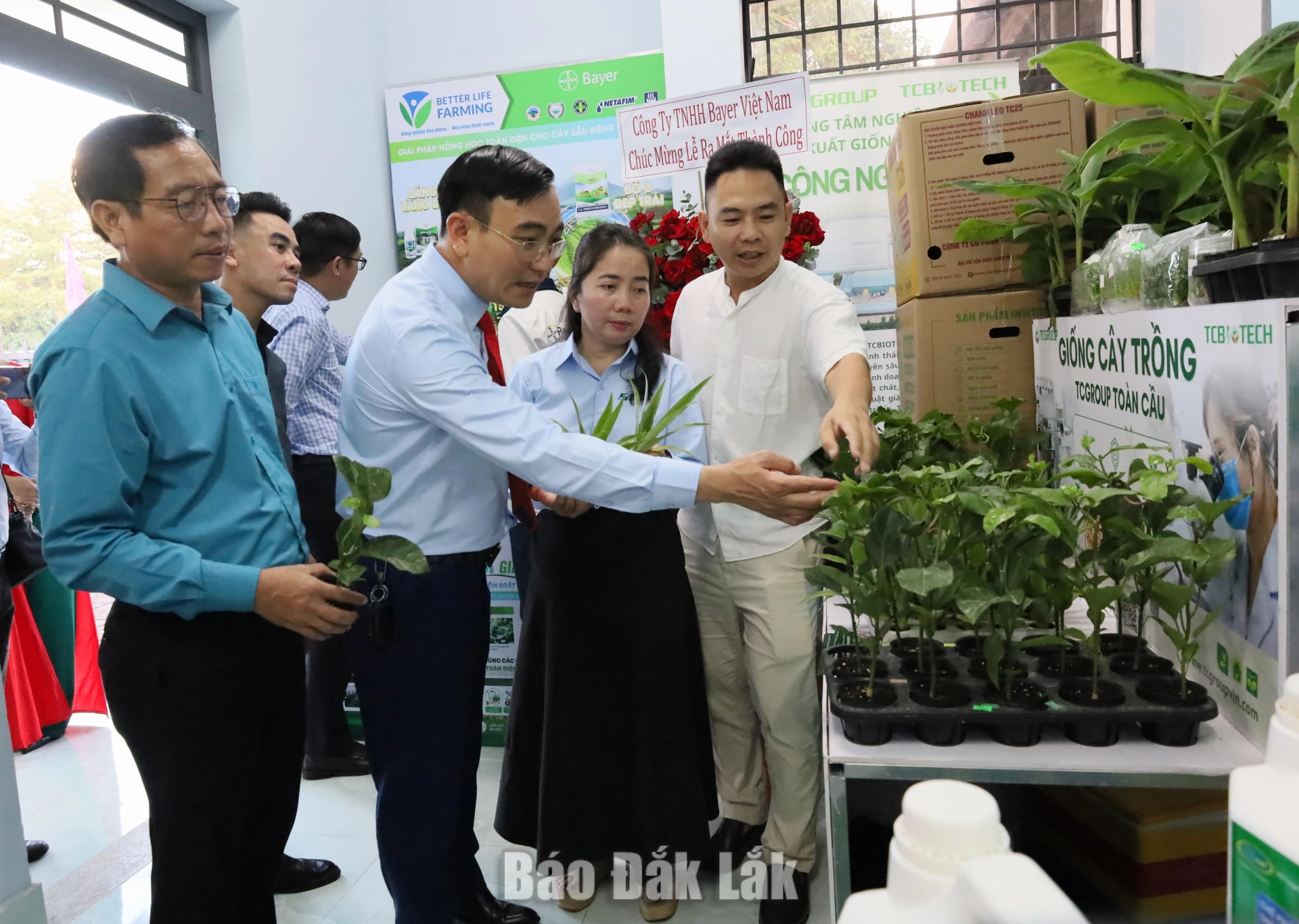 Các đại biểu tham quan Điểm tư vấn kỹ thuật, trưng bày, giới thiệu sản phẩm nông nghiệp, công nghệ và chuyển đổi số nông nghiệp.