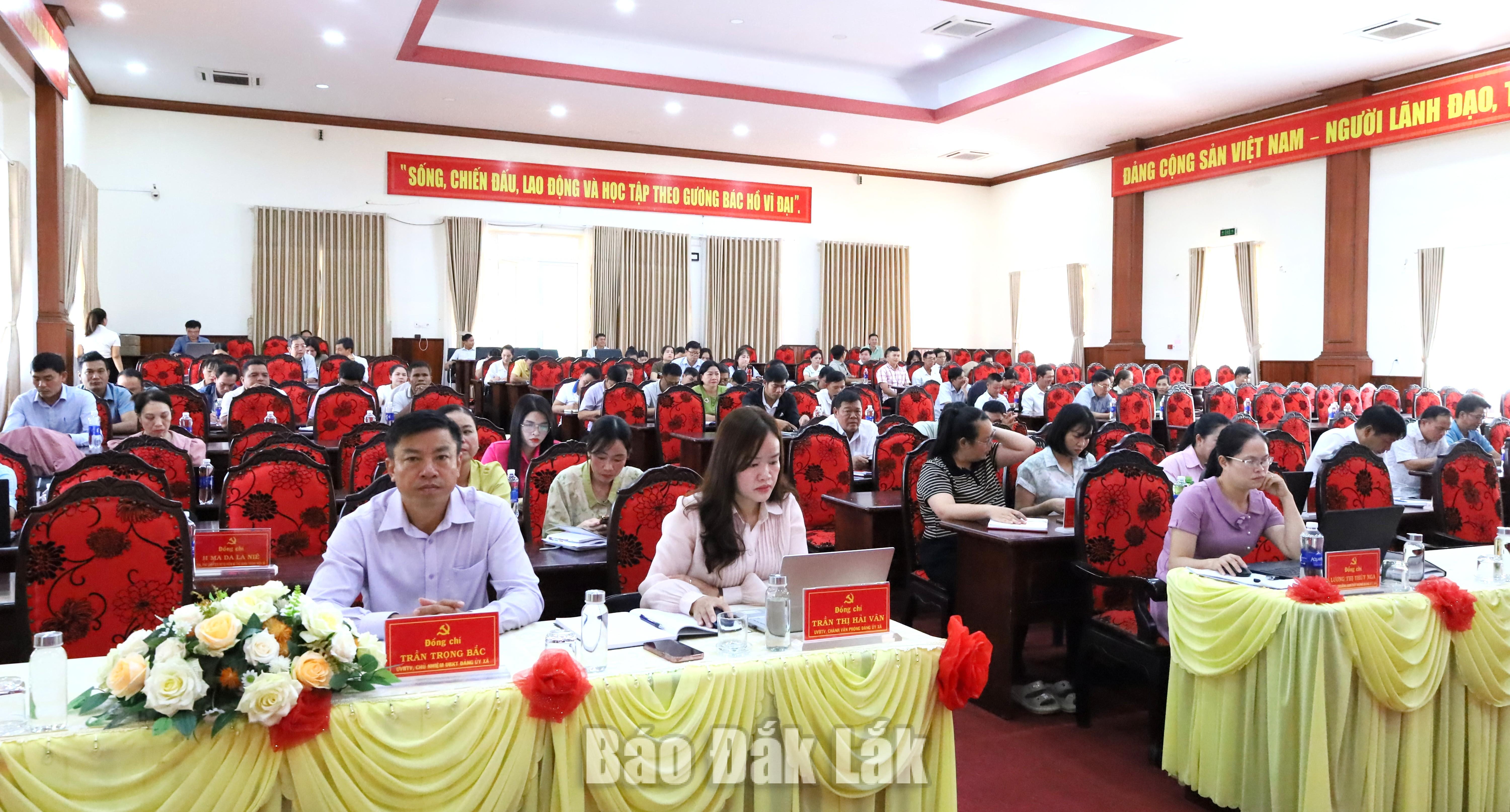 Các đại biểu tham dự hội nghị.