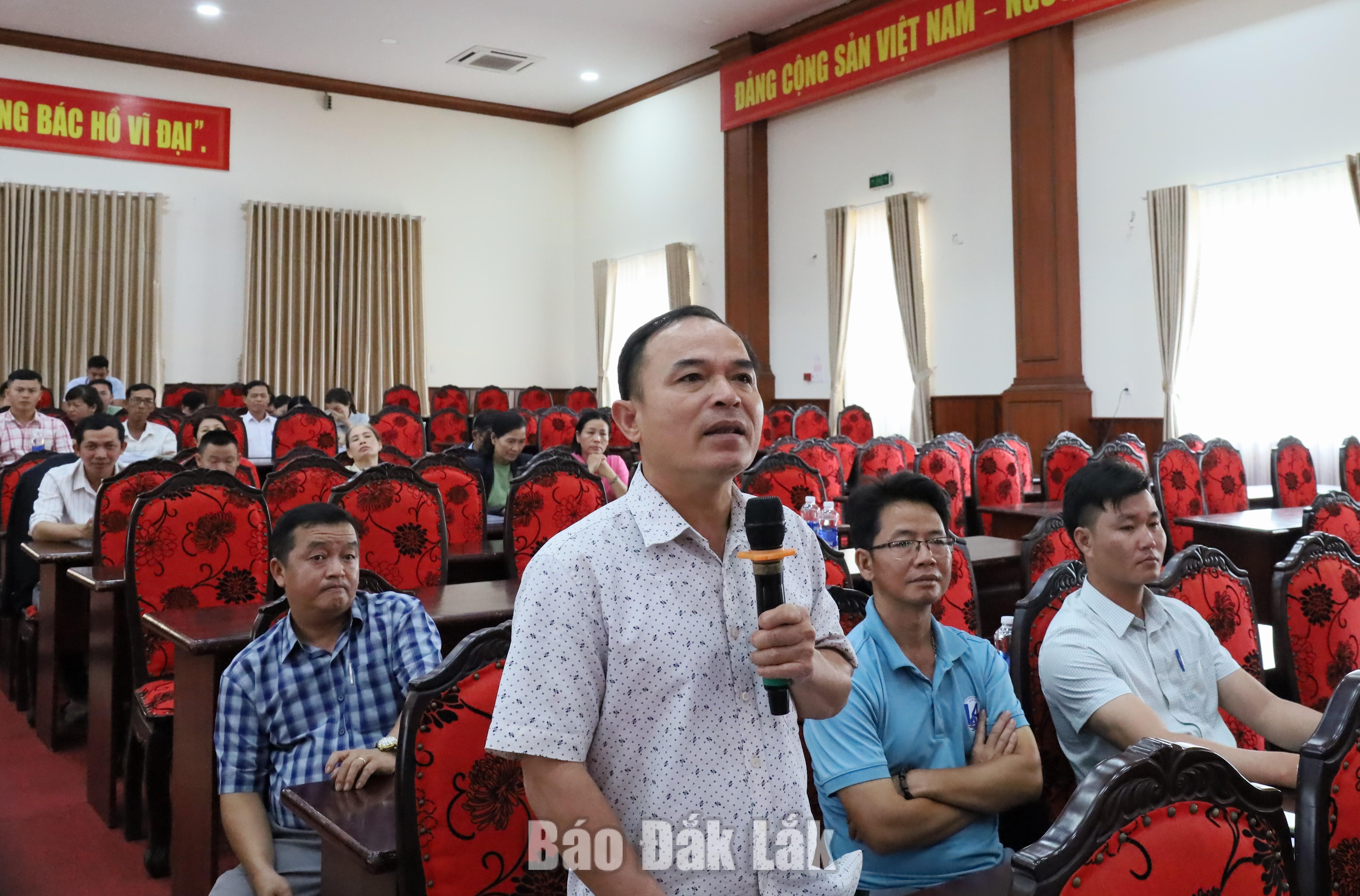 Đại diện bí thư chi bộ các tổ dân phố, thôn, buôn phát biểu ý kiến.