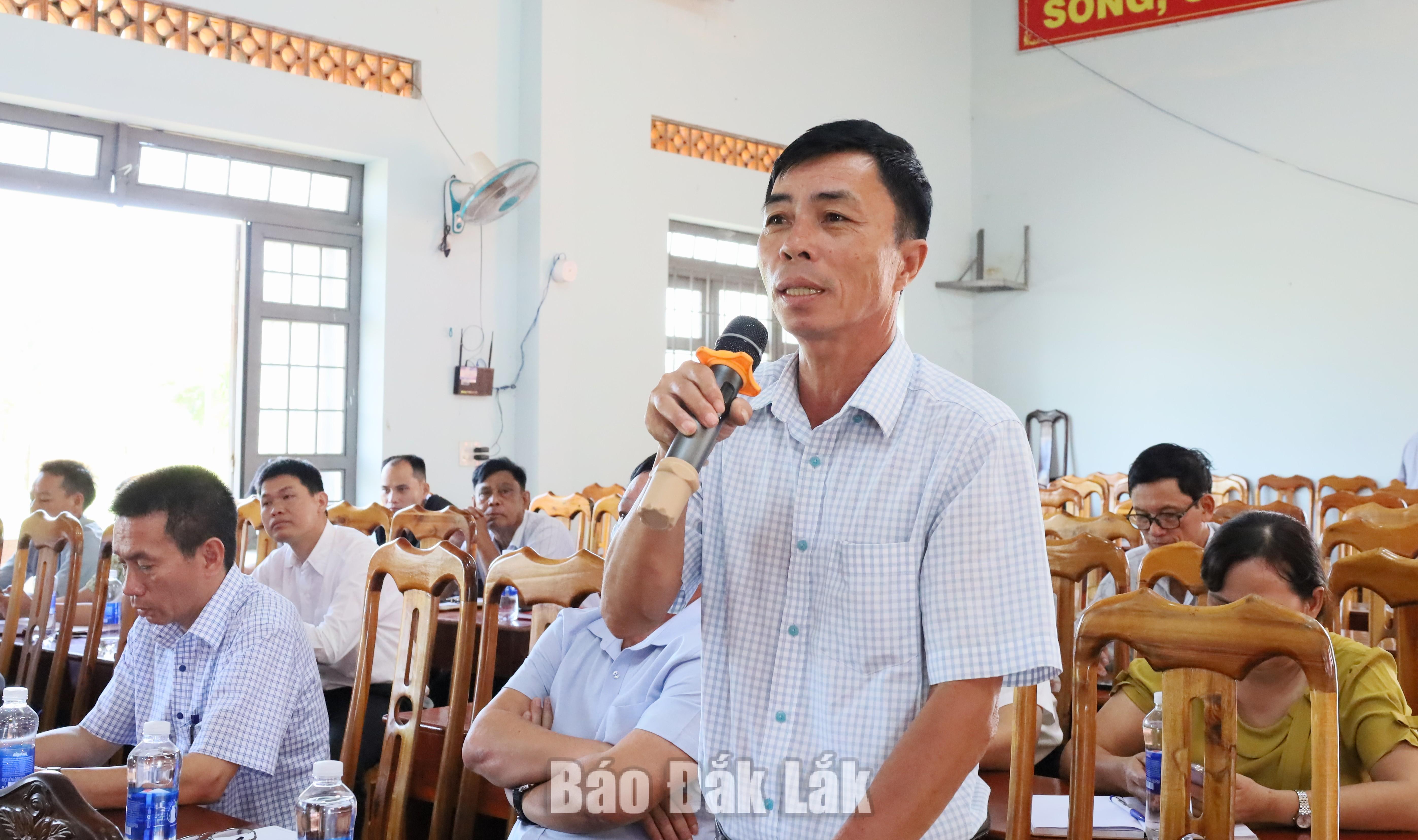 Đại diện các thôn, buôn đóng góp ý kiến.