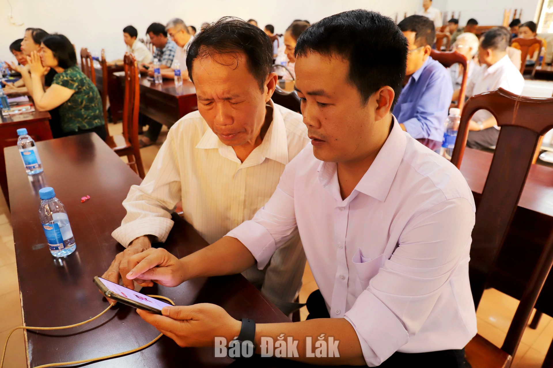 Cán bộ Viettel Đắk Lắk hướng dẫn cán bộ phường Tân Lập sử dụng các ứng dụng