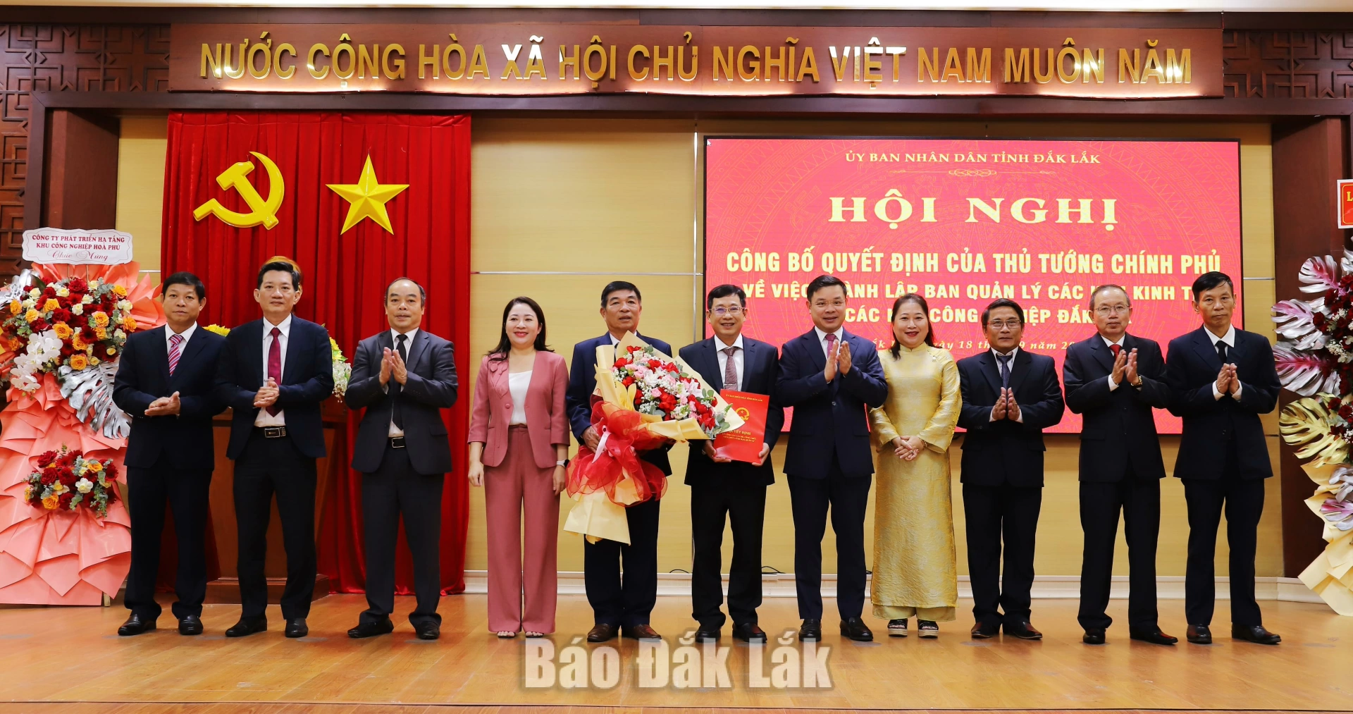 Chủ tịch UBND tỉnh Đỗ Hữu Huy trao quyết định
