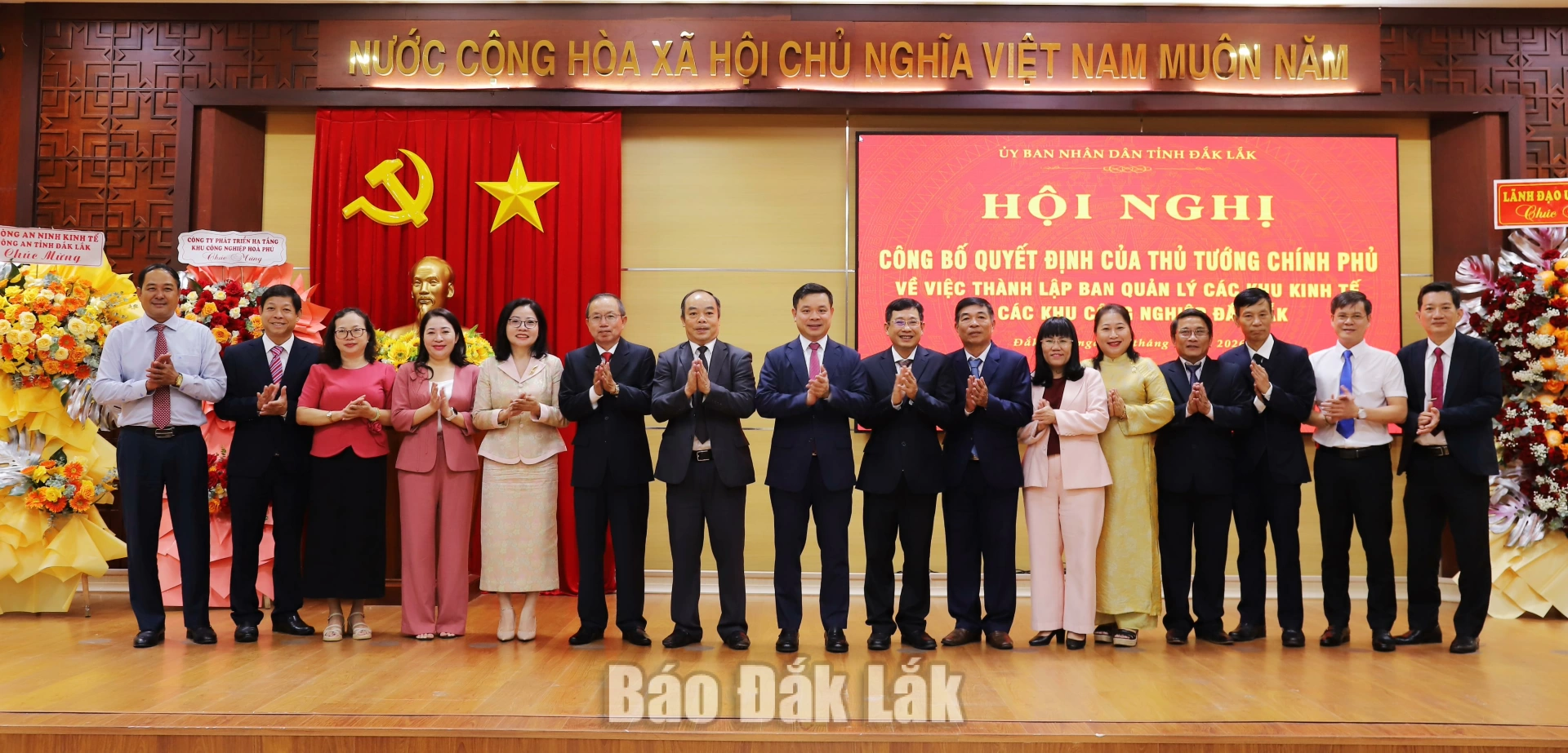 Lãnh đạo tỉnh chụp ảnh lưu niệm và chúc mừng tập thể Ban