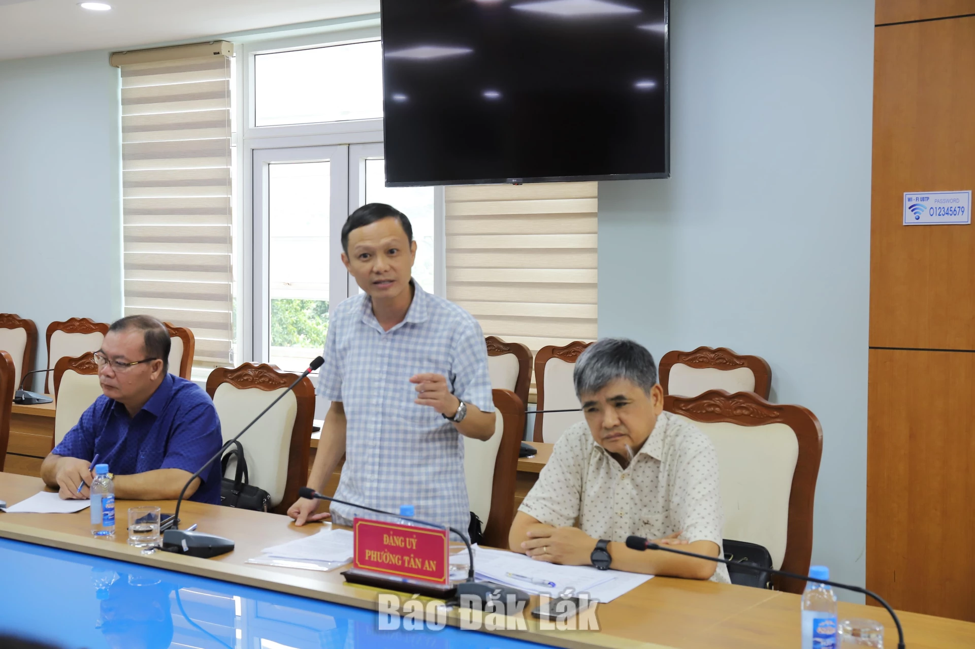 Chủ tịch UBND phường Tân An báo cáo tình hình thực hiện nhiệm vụ trên địa bàn phường.