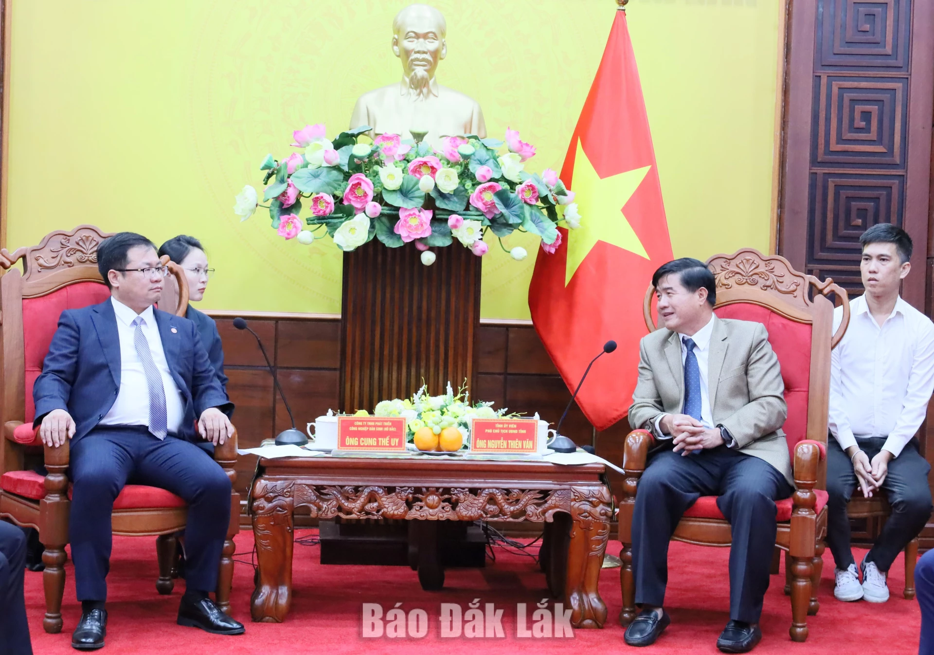 Phó Chủ tịch UBND tỉnh Nguyễn Thiên Văn trao đổi thông tin với ông Cung Thế Uy, Tổng Giám đốc Công ty TNHH Phát triển Công nghiệp Dân Sinh.
