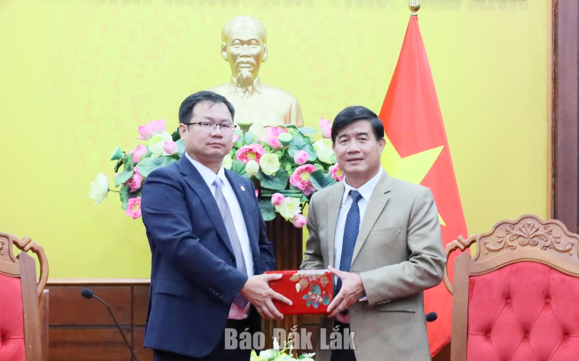 Ông Cung Thế Uy tặng quà lưu niệm cho Phó Chủ tịch UBND tỉnh Nguyễn Thiên Văn.