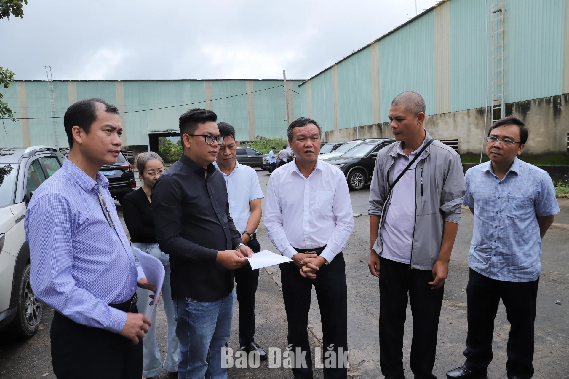 Đoàn công tác do Phó chủ tịch UBND tỉnh làm trưởng đoàn kiểm tra thực địa tại Cụm công nghiệp Hòa Sơn.