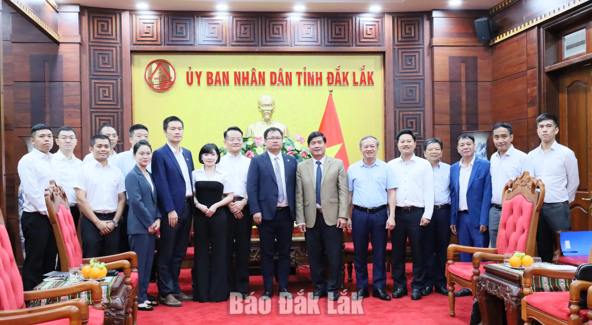 Đoàn công tác chụp hình lưu niệm với lãnh đạo tỉnh Đắk Lắk.