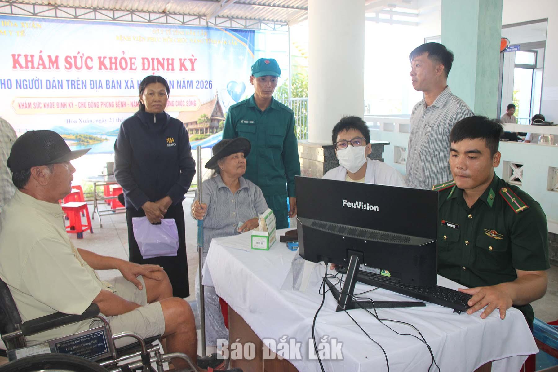 Các lực lượng được huy động để hỗ trợ người dân trong quá trình khám sức khỏe định kỳ. 
