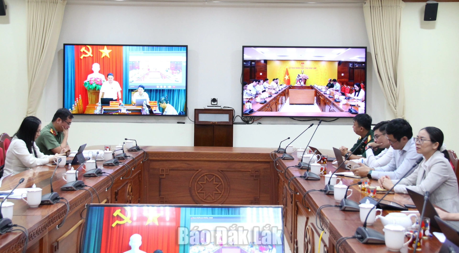 Cuộc họp được kết nối trực tuyến đến UBND các xã, phường trên địa bàn.