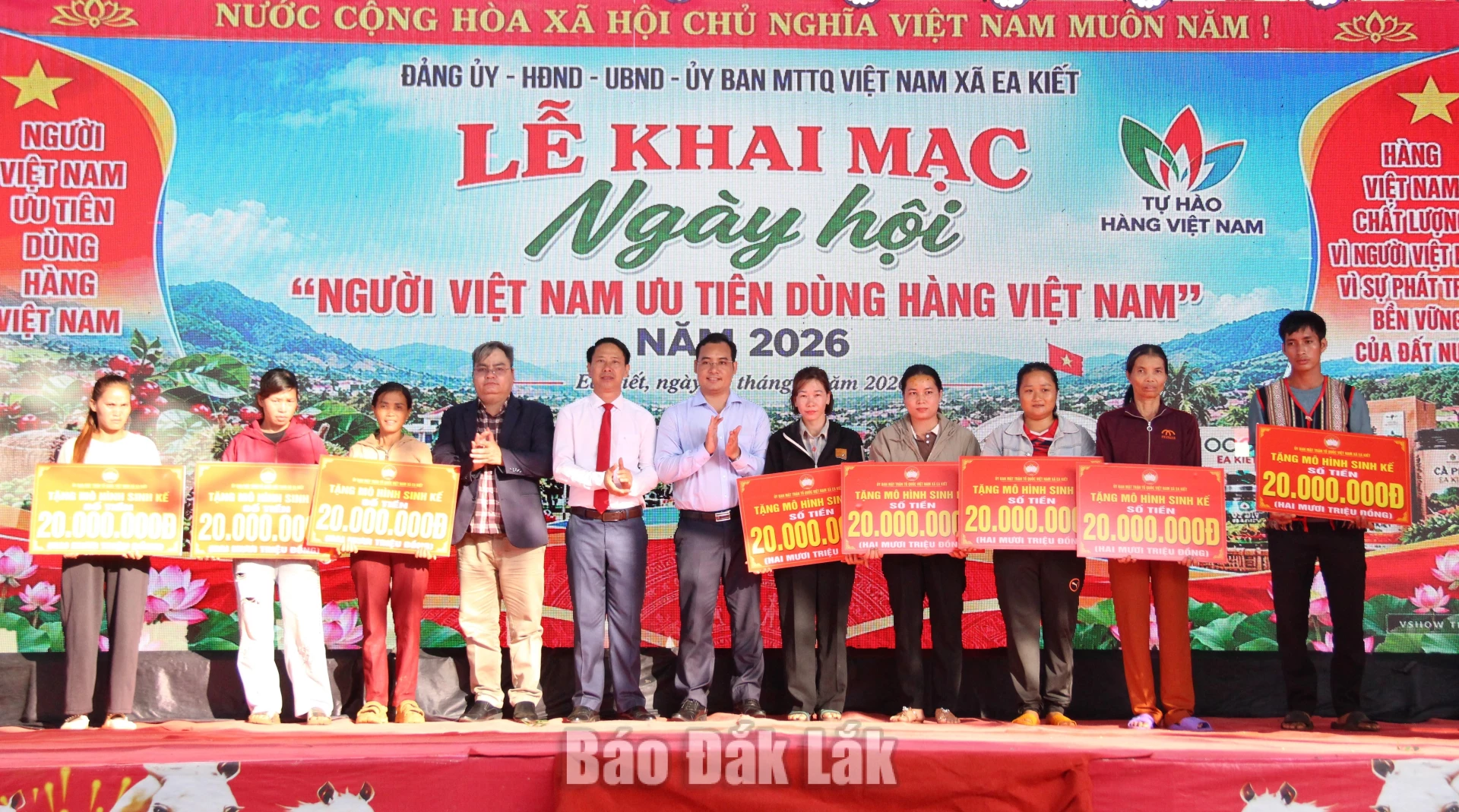 Lãnh đạo địa phương trao mô hình sinh kế cho 9 hộ nghèo của xã.