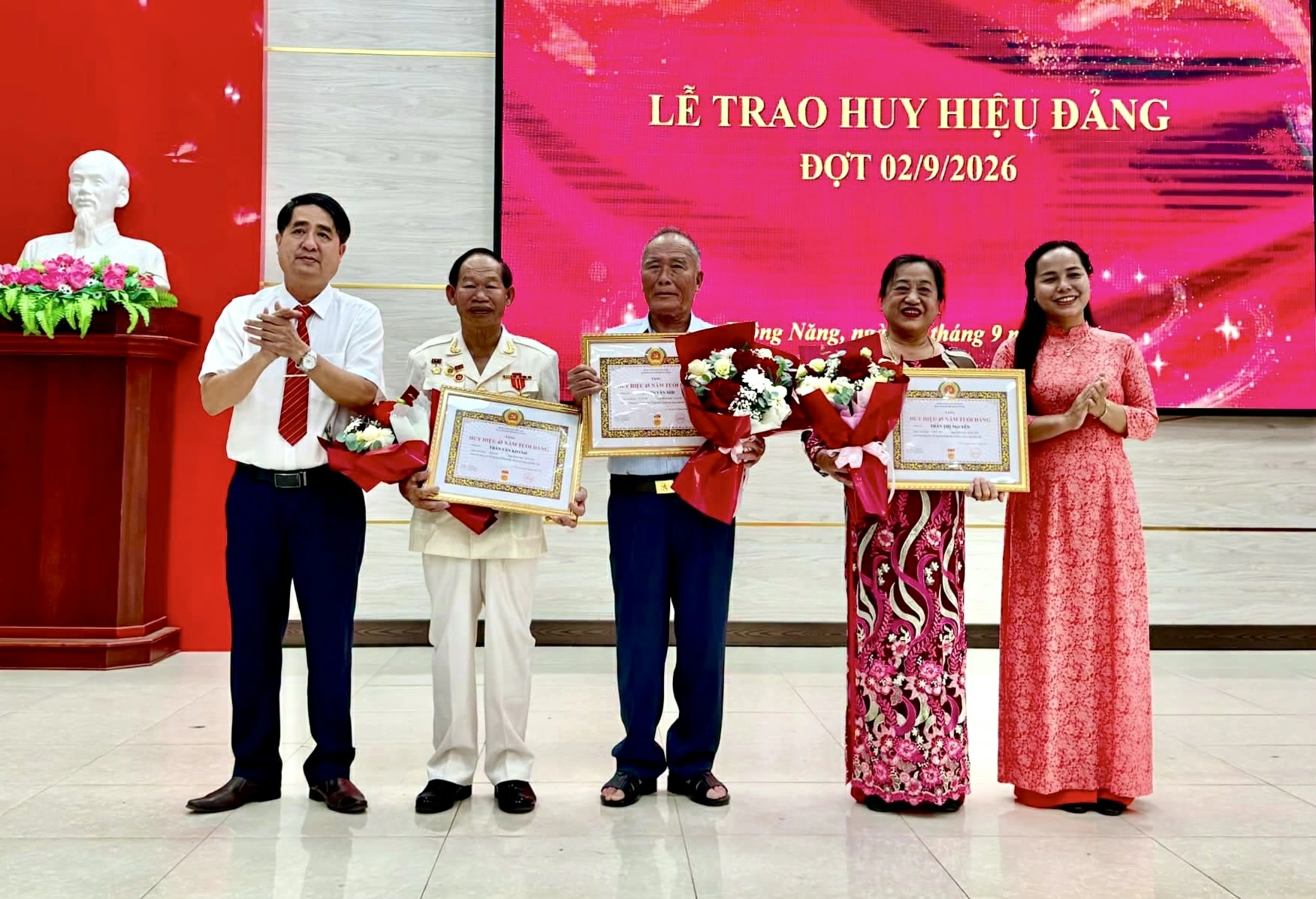 Bí thư Đảng ủy xã Kroong Năng Phạm Bạs Thìn trao huy hiệu Đảng cho các Đảng viên 45 năm tuổi Đảng.