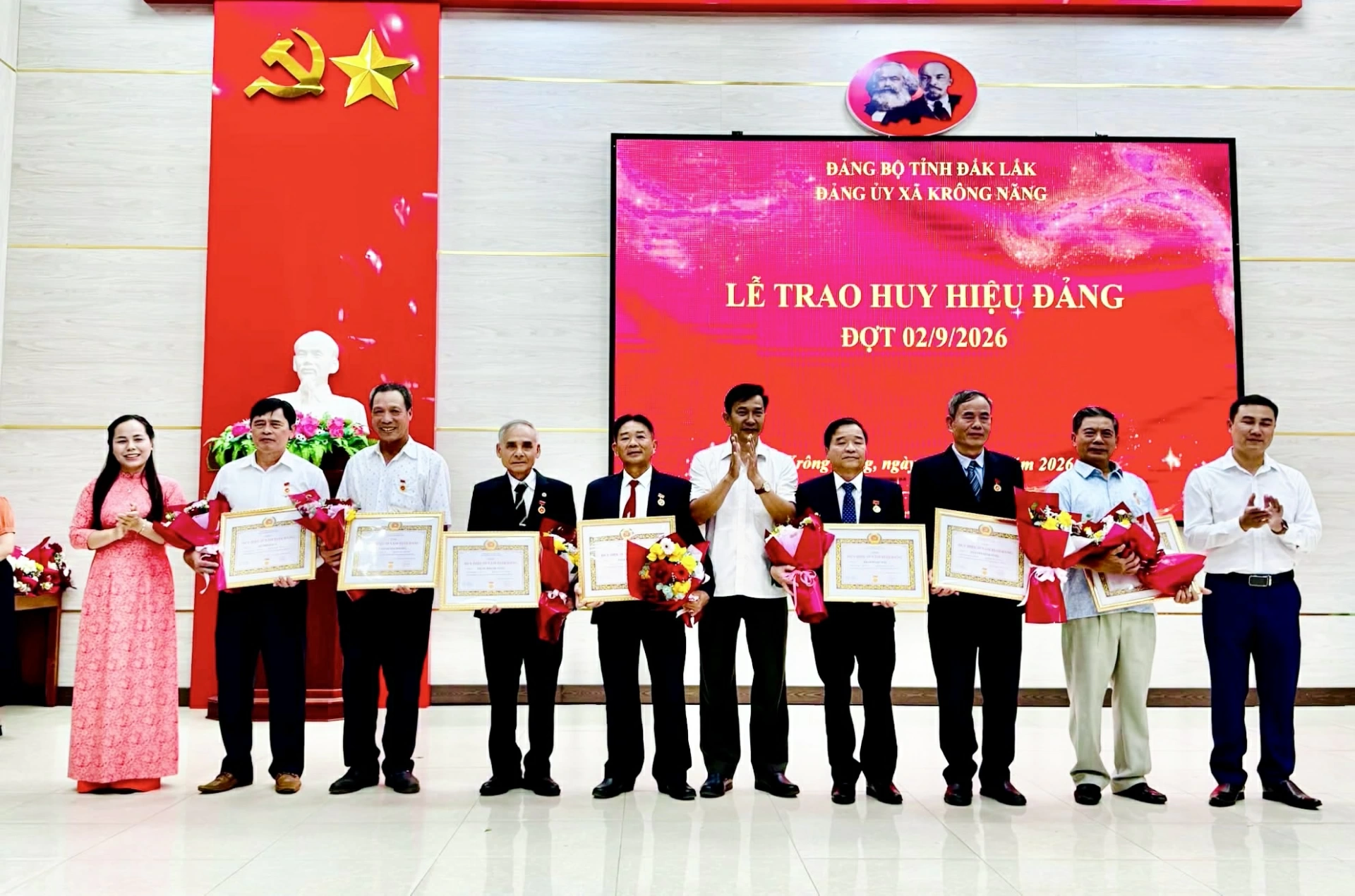 Lãnh đạo xã Kr ông Năng trao Huy hiệu 35 năm tuổi Đảng cho các Đảng viên.