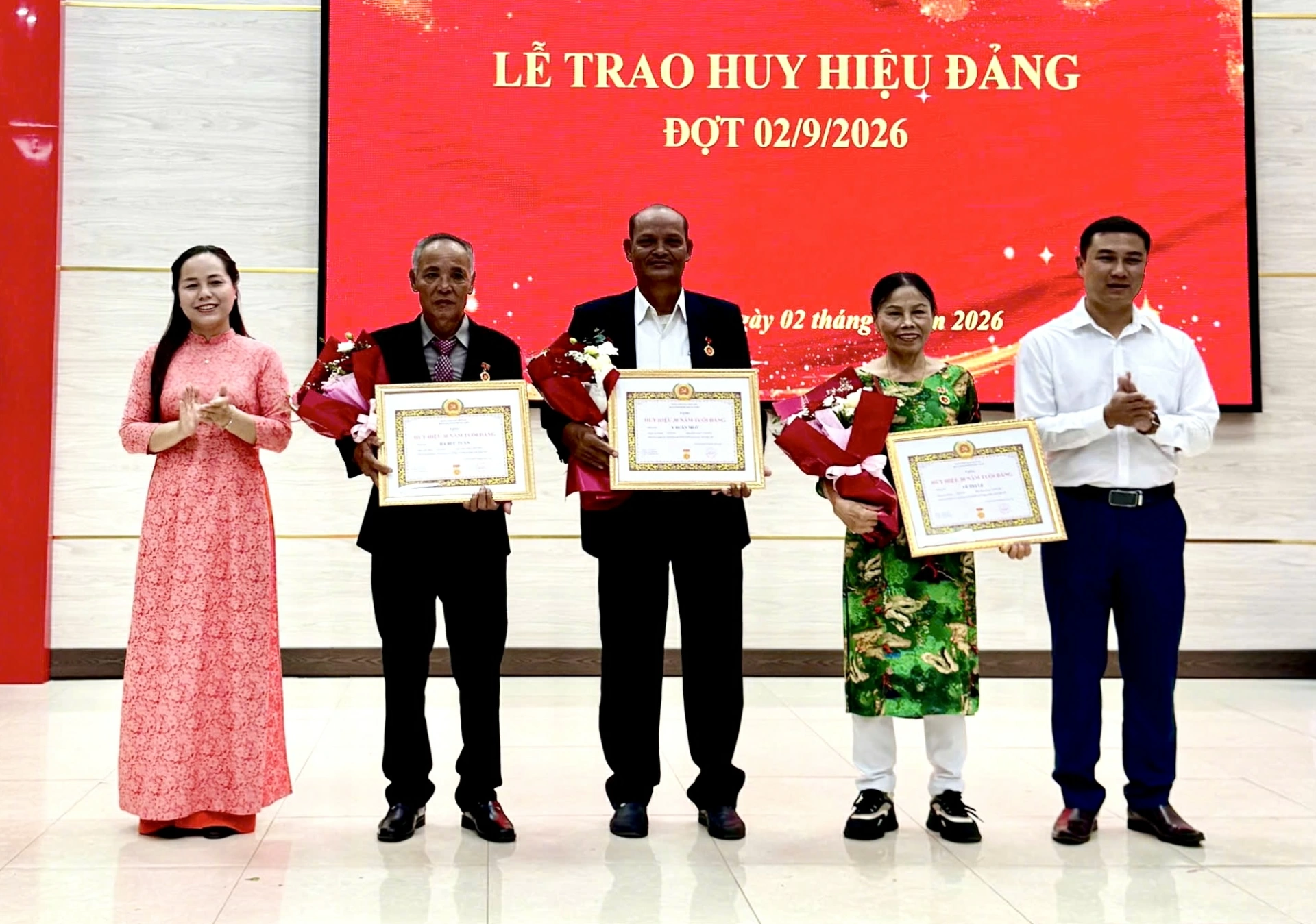 Trao huy hiệu 30 năm tuổi Đảng cho các Đảng viên.