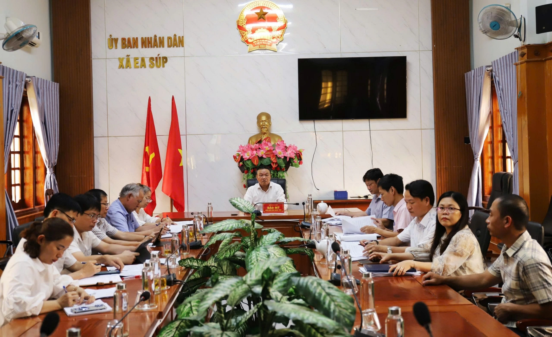 Phó chủ tịch ubnd tỉnh Đào Mỹ chủ trì buổi làm việc tại xã Ea Súp