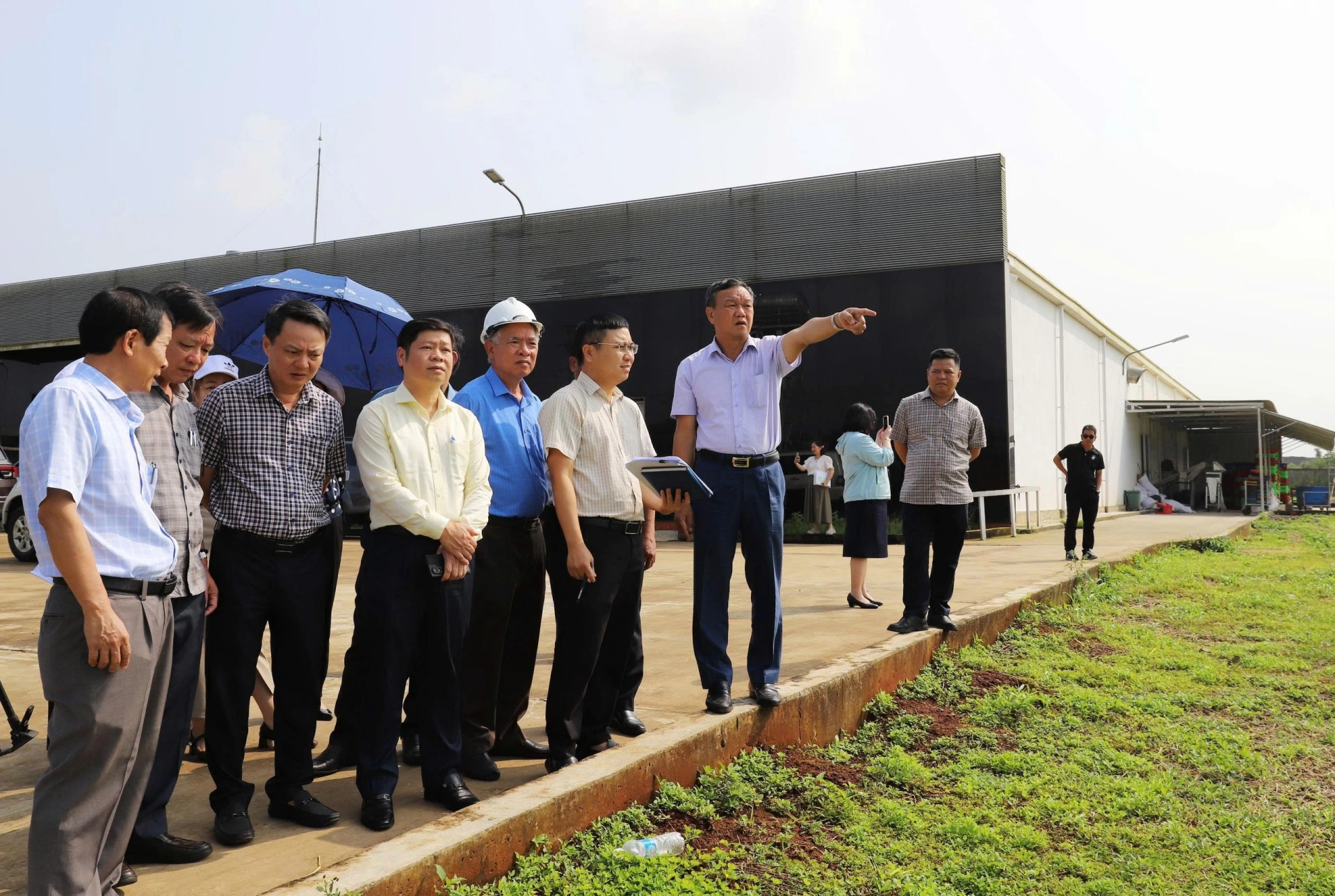 Đoàn công tác kiểm tra hoạt động tại một doanh nghiệp trong cụm công nghiệp 