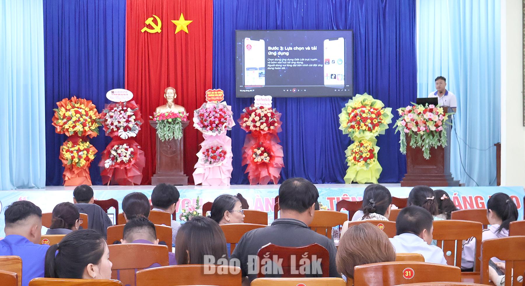 Các học viên tham gia lớp tập huấn về chuyển đổi số.