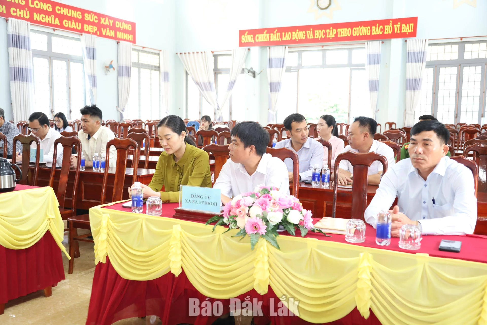 Các đại biểu tham dự buổi làm việc.