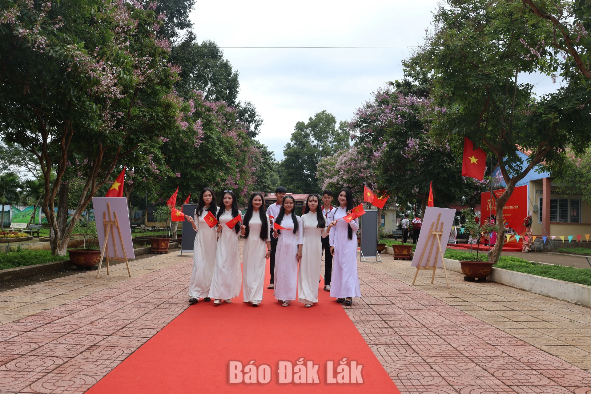 Học sinh Trường THPT Cao Bá Quát (phường Tân An) chuẩn bị cho lễ khai giảng năm học mới 2026 - 2027. 