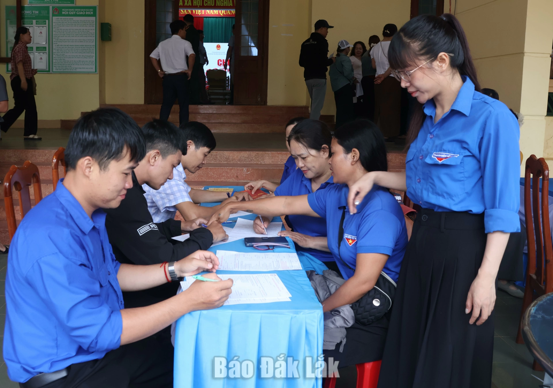 Lực lượng thanh niên hướng dẫn hỗ trợ thủ tục liên quan đến ngày hội 