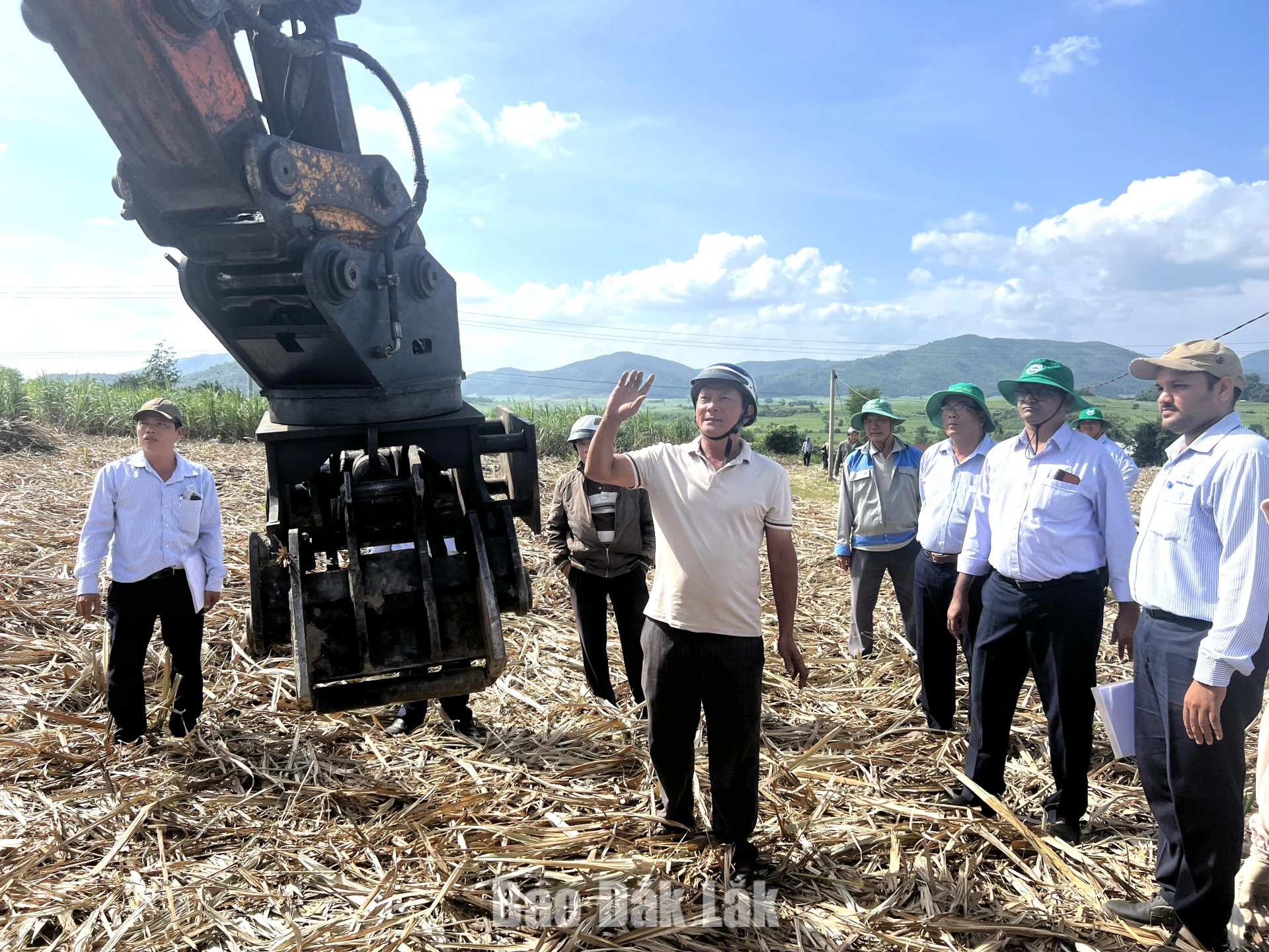 Lãnh đạo, nhân viên KCP cùng nông dân hướng dẫn vận hành máy bốc mía. 