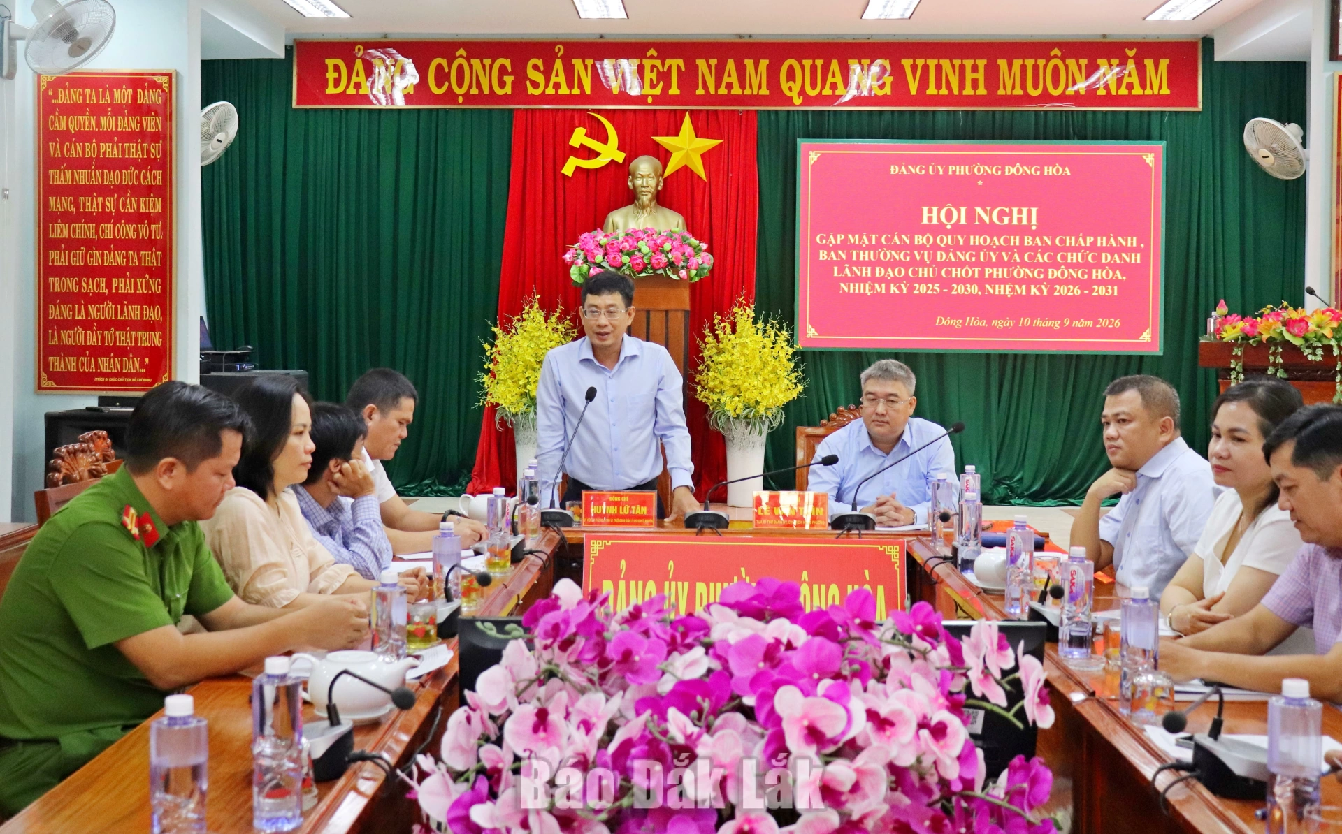 Đồng chí Huỳnh Lữ Tân, Ủy viên Ban Thường vụ Tỉnh ủy, Trưởng Ban Quản lý Khu kinh tế Phú Yên phát biểu tại buổi gặp mặt cán bộ quy hoạch phường Đông Hòa.