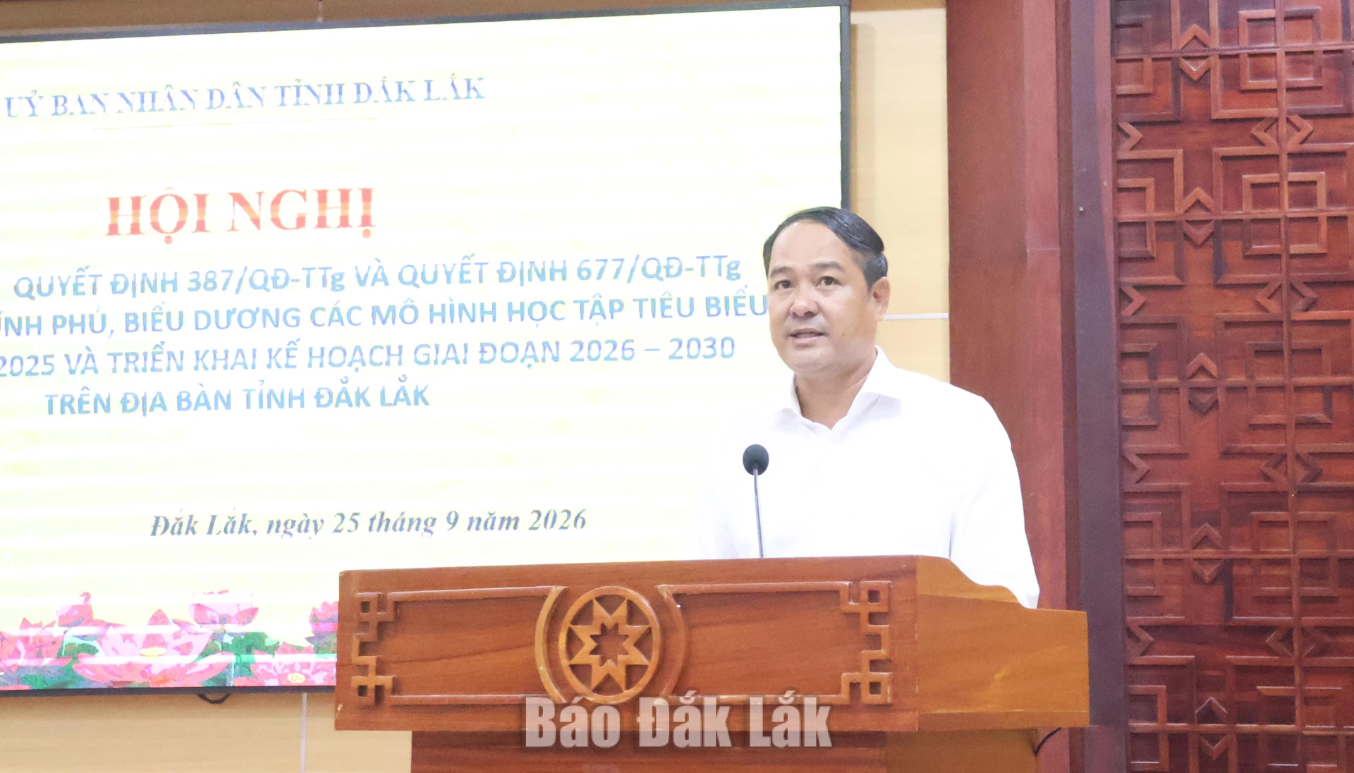Phó Chủ tịch UBND tỉnh Y Nhuân Byă phát biểu tại hội nghị.