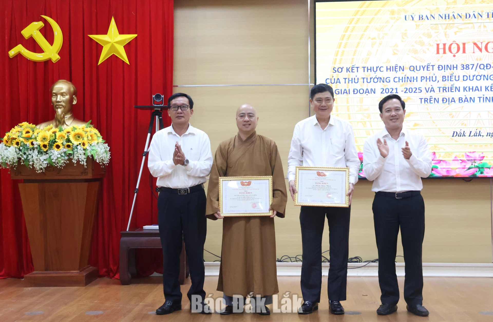 Ủy ban MTTQ Việt Nam tỉnh tặng bằng khen cho 1 tập thể, 2 cá nhân