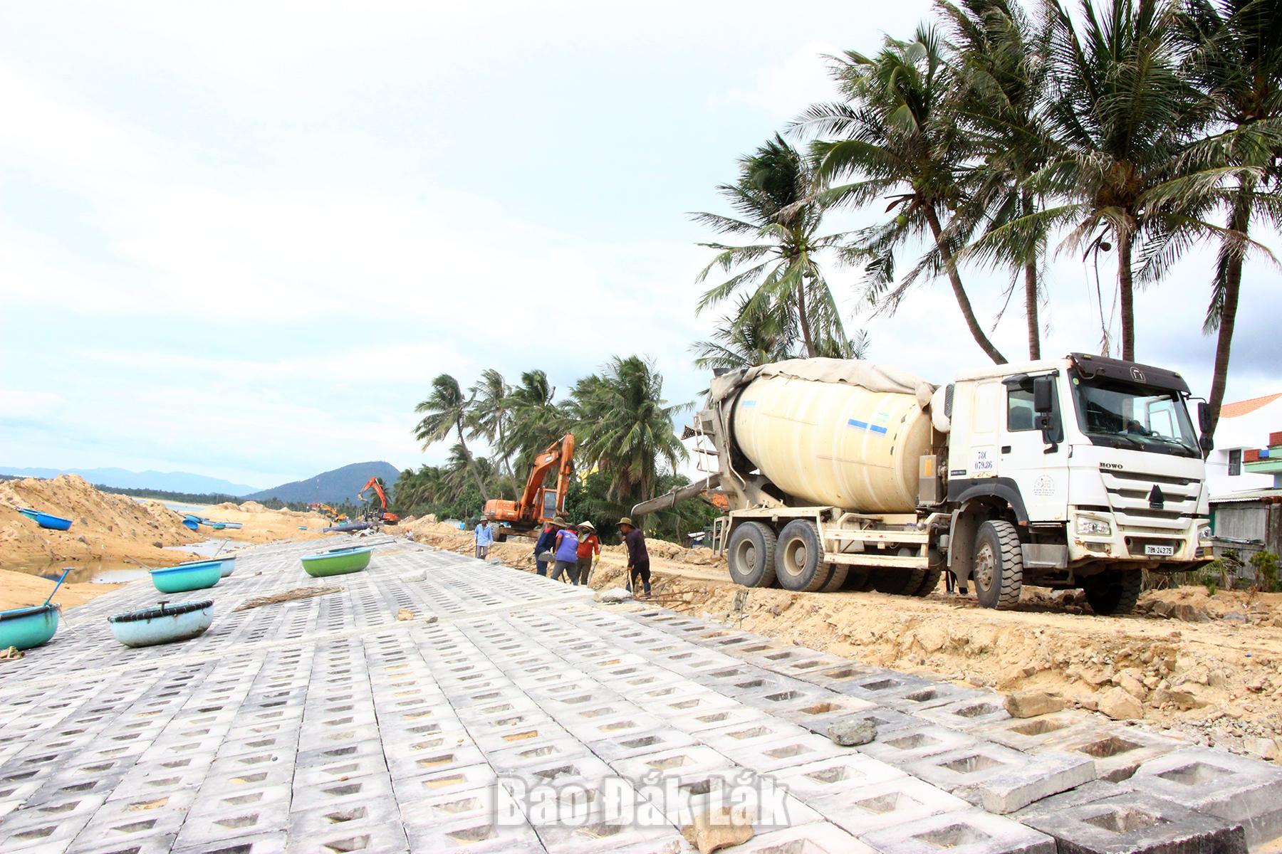 Công trình xử lý khẩn cấp, khắc phục sạt lở bờ biển An Mỹ - An Chấn đang được đẩy nhanh tiến độ để hoàn thành trong năm nay.