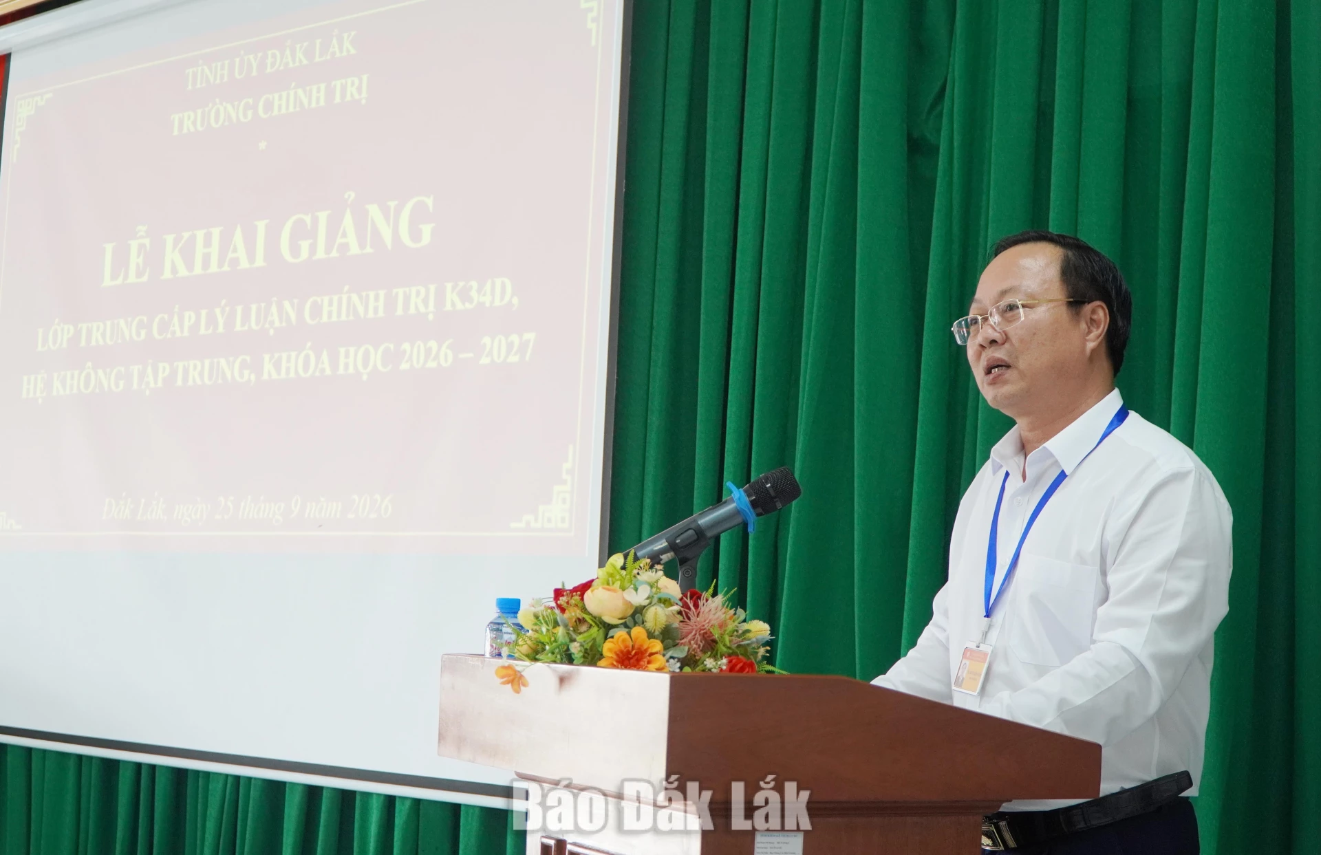 Ths Huỳnh Chiến Thắng, Tỉnh ủy viên, Bí thư Đảng ủy, Hiệu trưởng Trường Chính trị tỉnh phát biểu tại lễ khai giảng.