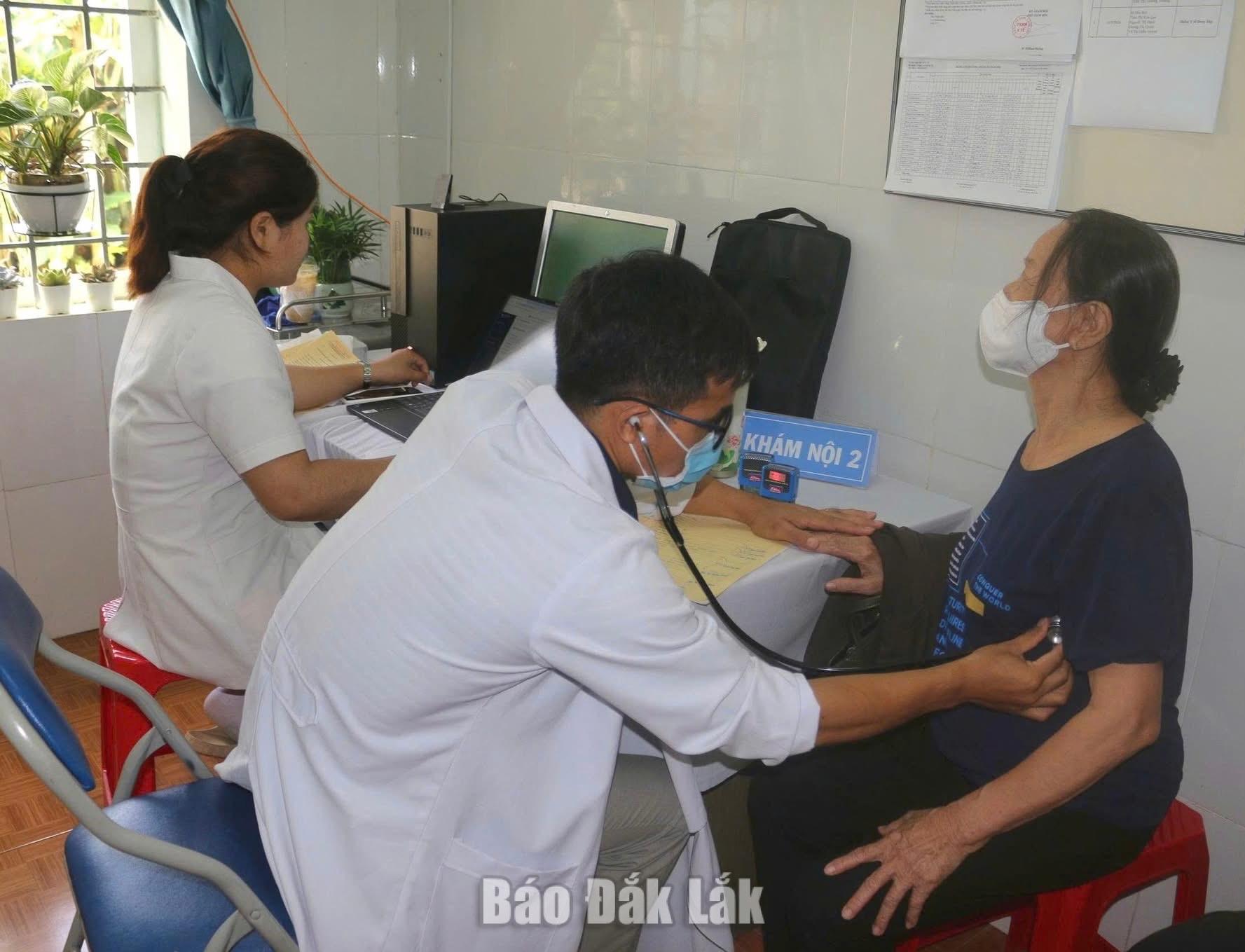 Các cán bộ y tế khám nội cho người cao tuổi các thôn buôn trên địa bàn.