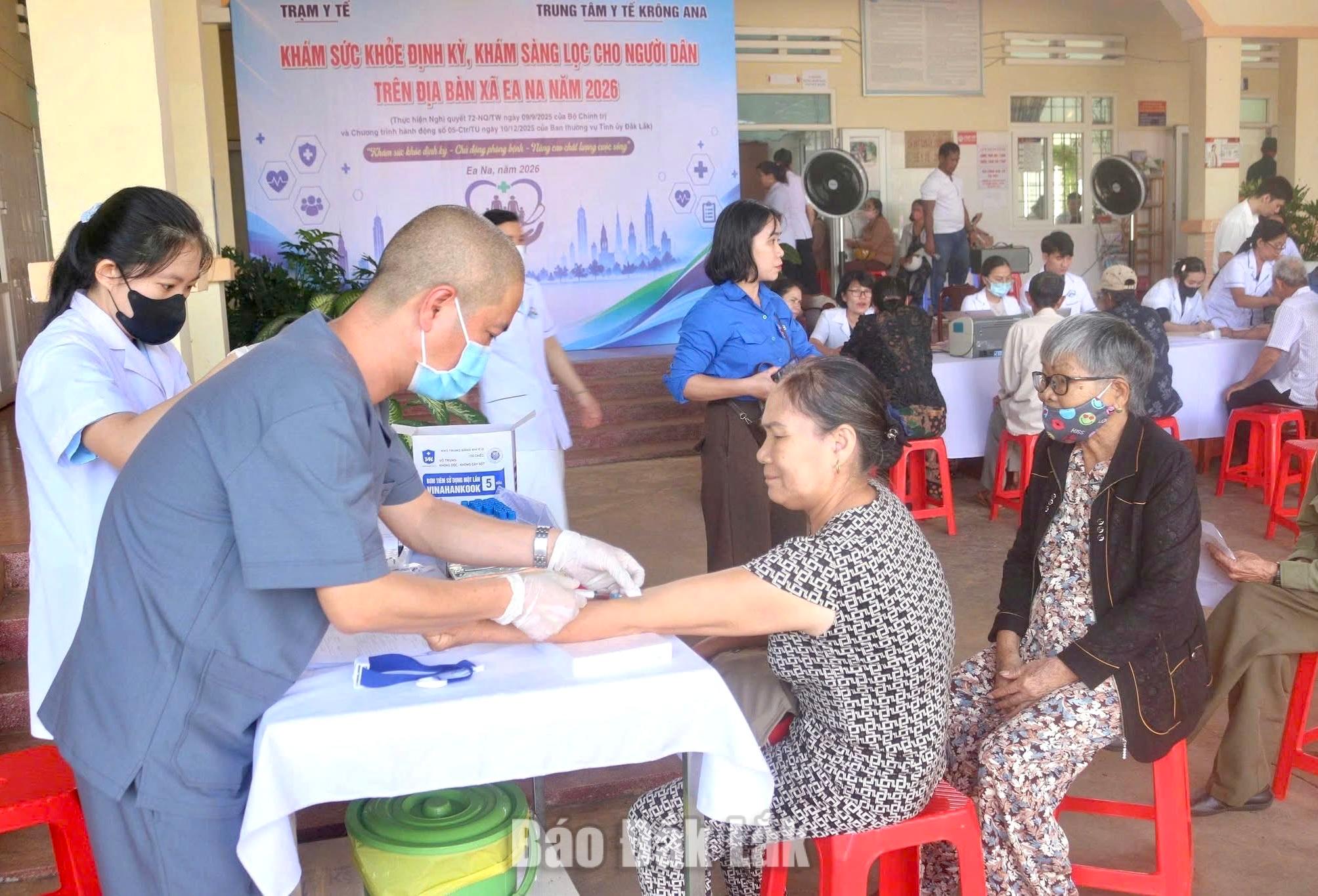 Người cao tuổi xã Ea Na được khám sức khỏe sáng 15/9.