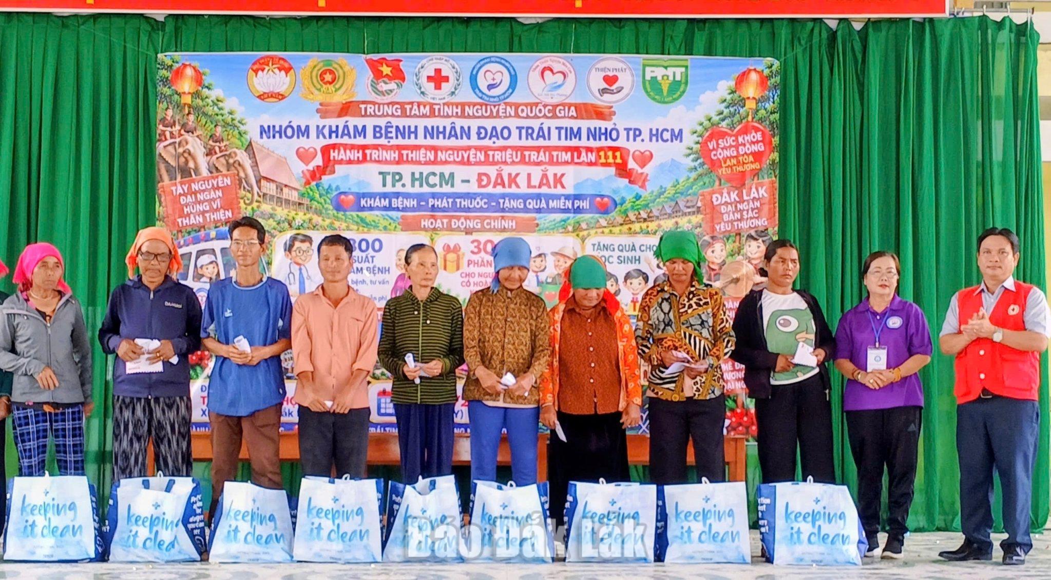 Phó Chủ tịch Hội Chữ thập đỏ tỉnh Nguyễn Hữu Sửu (bìa phải) cùng Nhóm khám bệnh nhân đạo Trái tim nhỏ (TP. Hồ Chí Minh) khám bệnh và tặng quà người dân xã Ea Ly. 