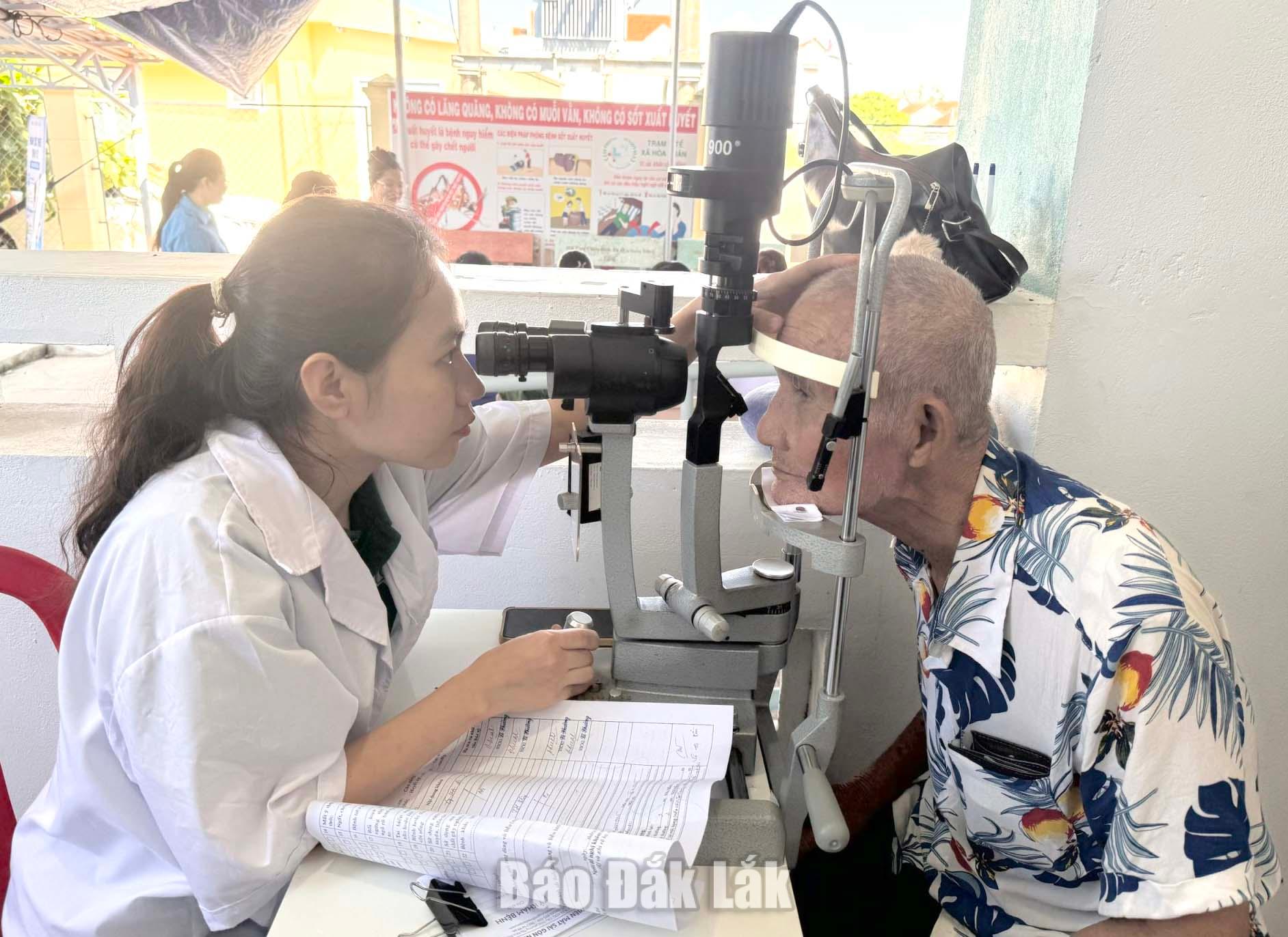 Người dân được khám mắt tại Trạm Y tế xã Hòa Xuân. 
