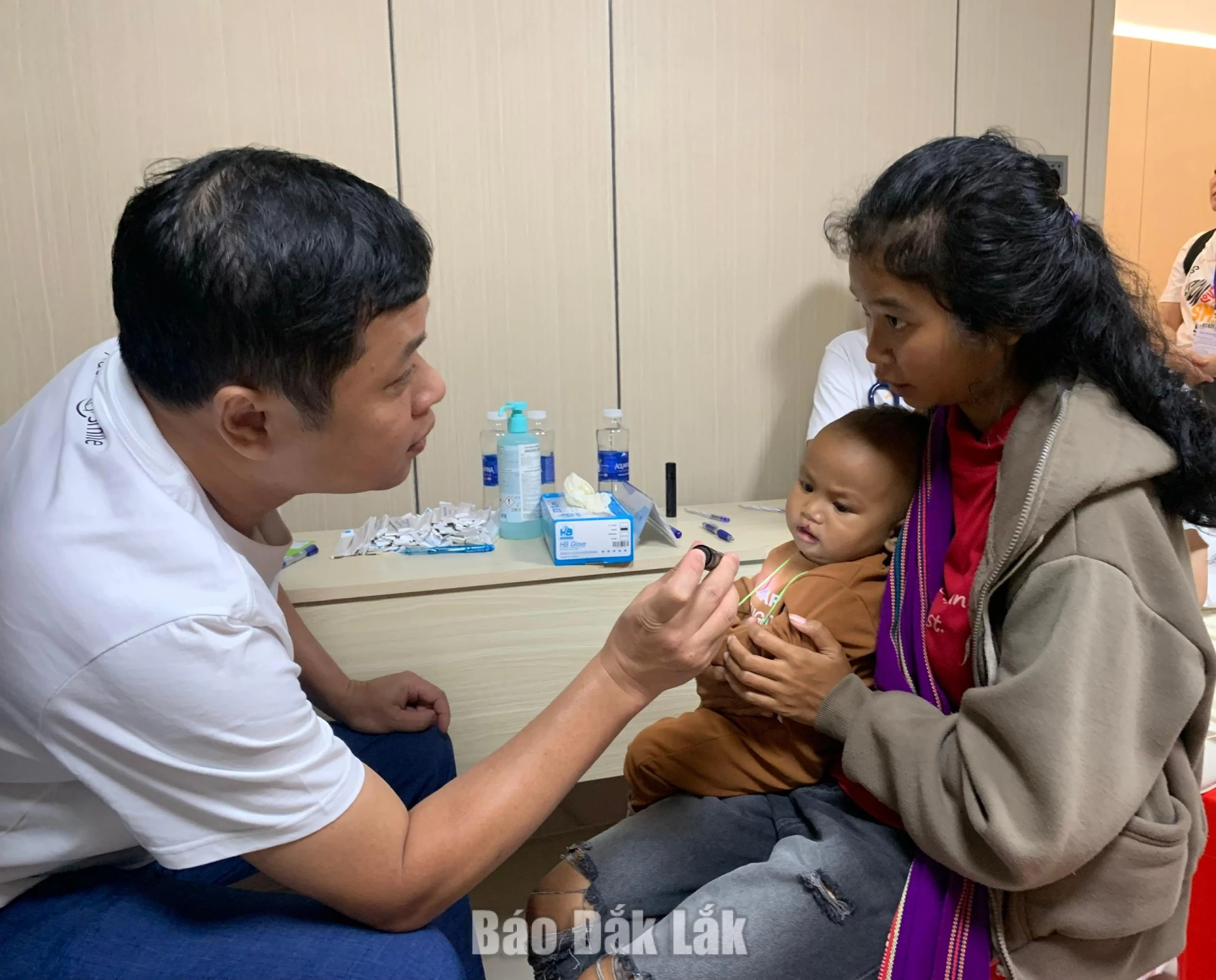 Trẻ em bị sứt môi, hở hàm ếch được các bác sĩ khám sàng lọc trong chương trình.