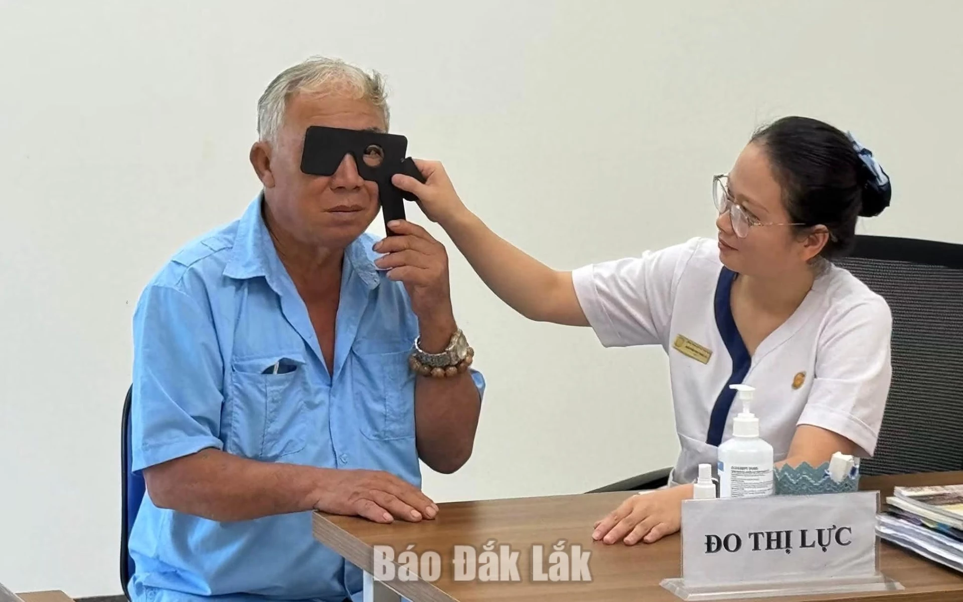 Người dân được kiểm tra sức khỏe tổng quát.