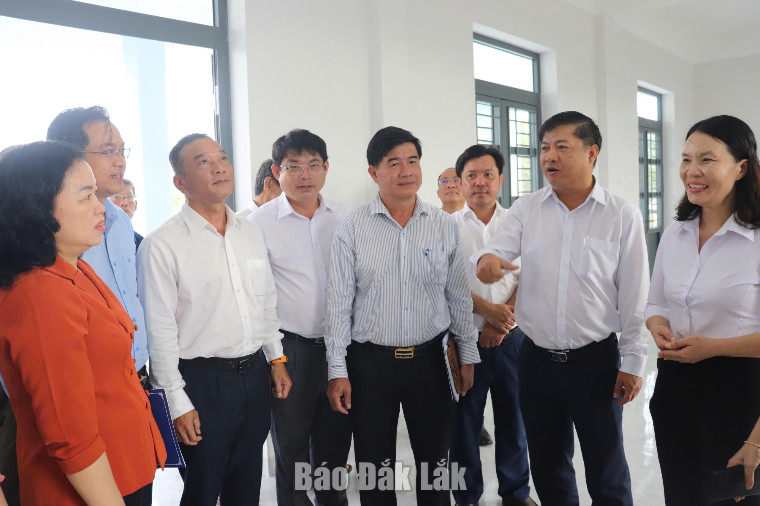 Lãnh đạo tỉnh và các địa biểu tham quan nhà sinh hoạt cộng đồng kết hợp phòng tránh lũ.