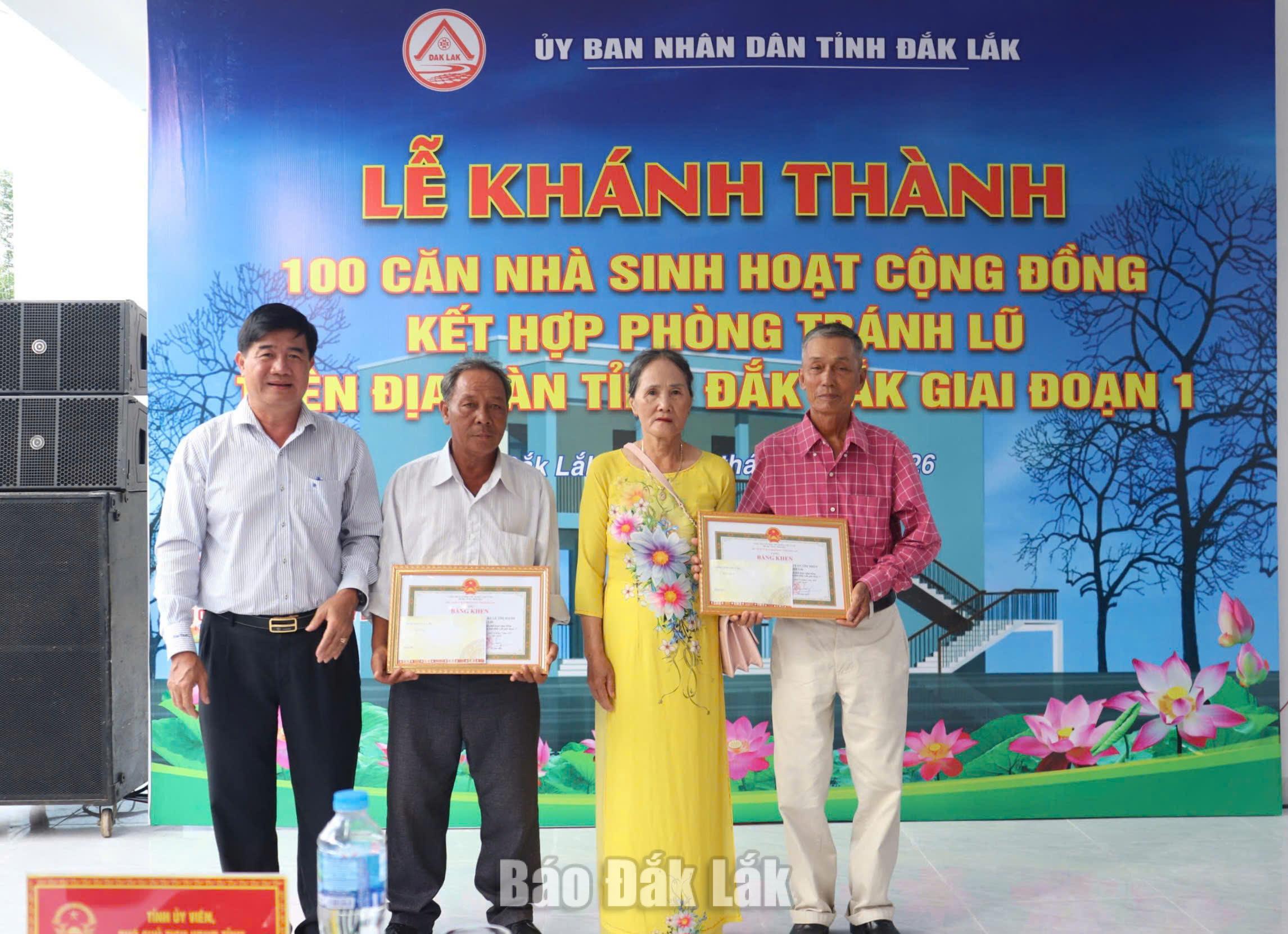 Phó Chủ tịch UBND tỉnh Nguyễn Thiên Văn trao Bằng khen của Chủ tịch UBND tỉnh cho các hộ dân đã hiến đất thực hiện dự án.
