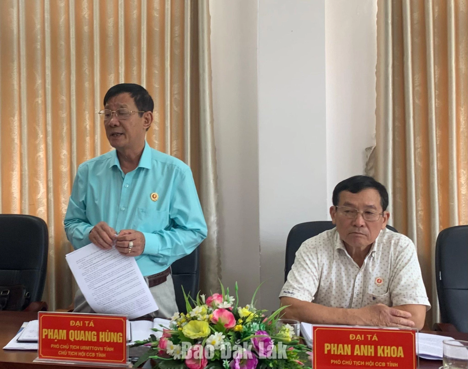 Đại tá Phạm Quang Hùng, Chủ tịch Hội CCB tỉnh Đắk Lắk báo cáo một số vấn đề với đoàn kiểm tra Trung ương Hội CCB Việt Nam.