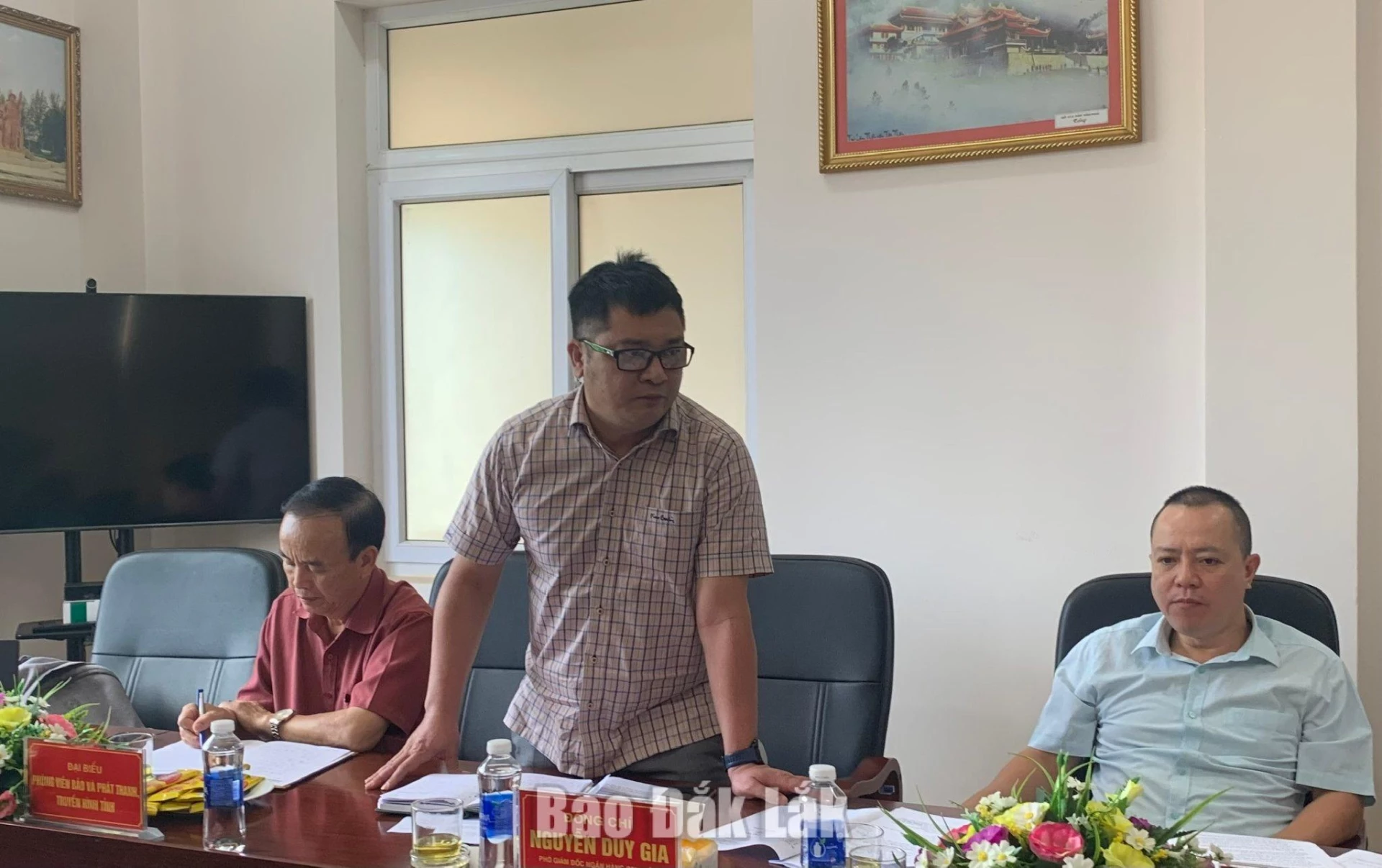 Phó Giám đốc Ngân hàng Chính sách xã hội tỉnh Nguyễn Duy Gia giải trình một số vấn đề về nguồn vốn ủy thác.