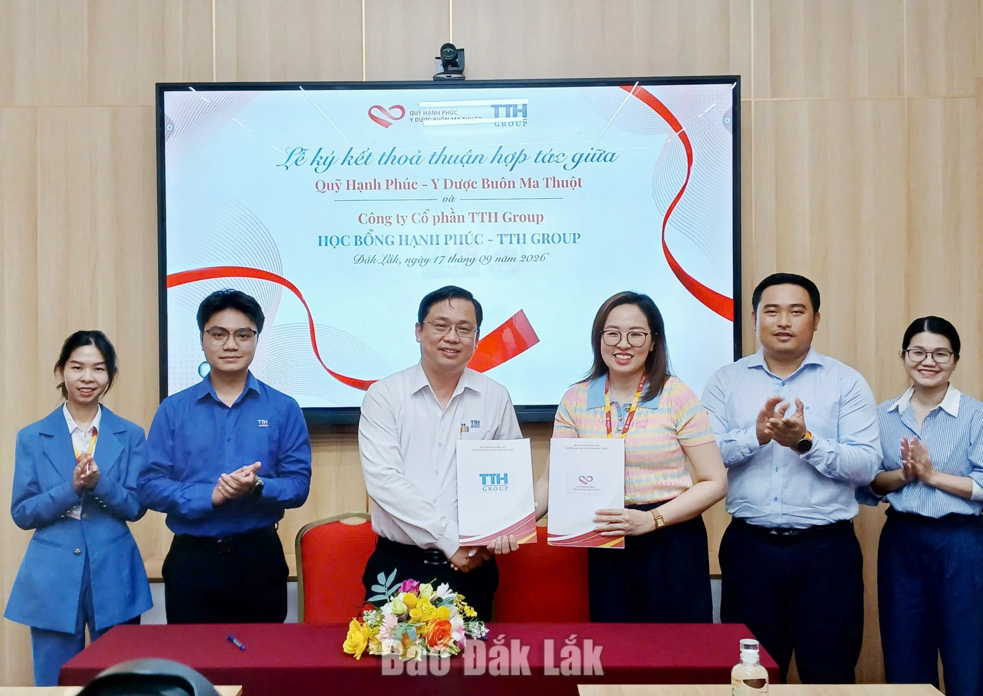 Lãnh đạo hai đơn vị ký Thỏa thuận hợp tác, hướng đến hỗ trợ sinh viên khối ngành sức khỏe trong học tập, thực hành và phát triển nghề nghiệp.